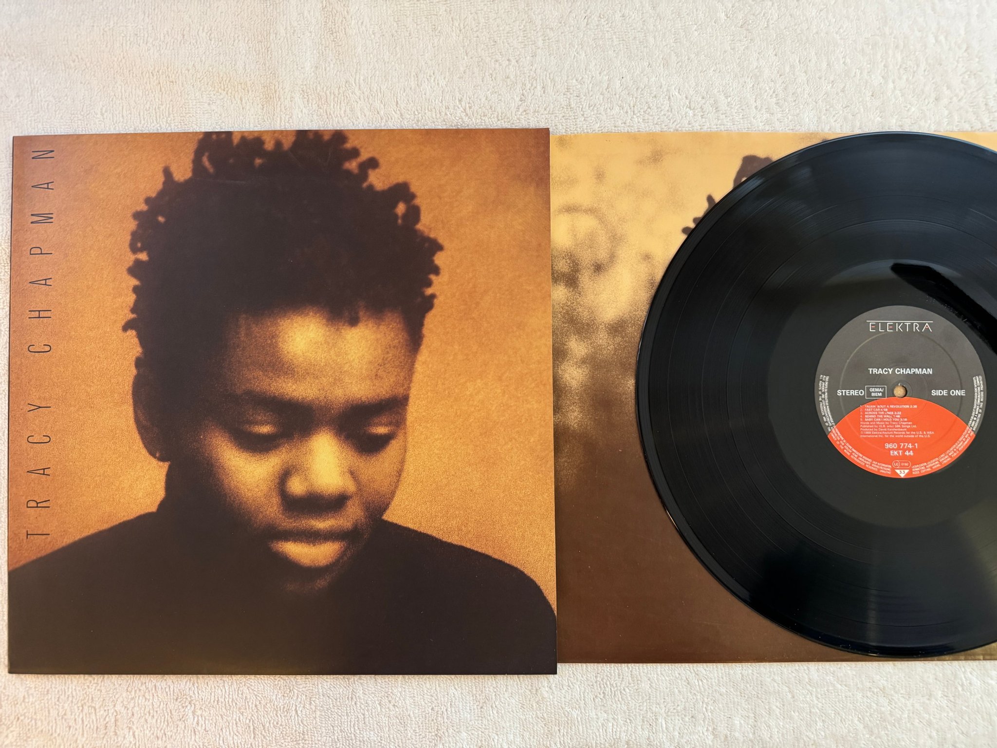 Omslagsbild för skivan TRACY CHAPMAN s/t LP -88 Ger ELEKTRA 960 774-1 ***** Fast Car *****