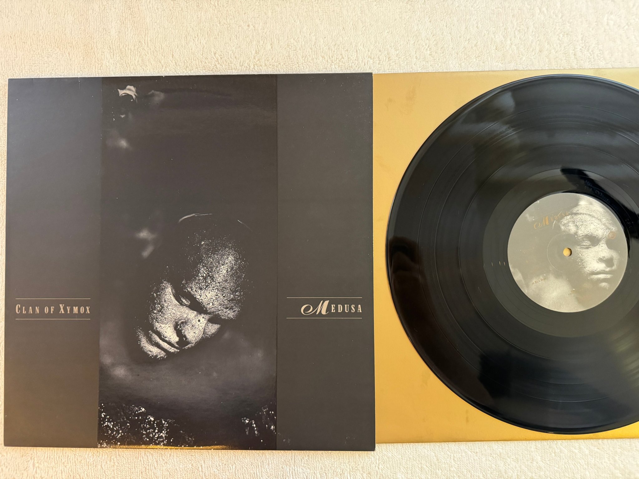 Omslagsbild för skivan CLAN OF XYMOX medusa LP -86 UK 4AD CAD 613 *** DARKWAVE ***