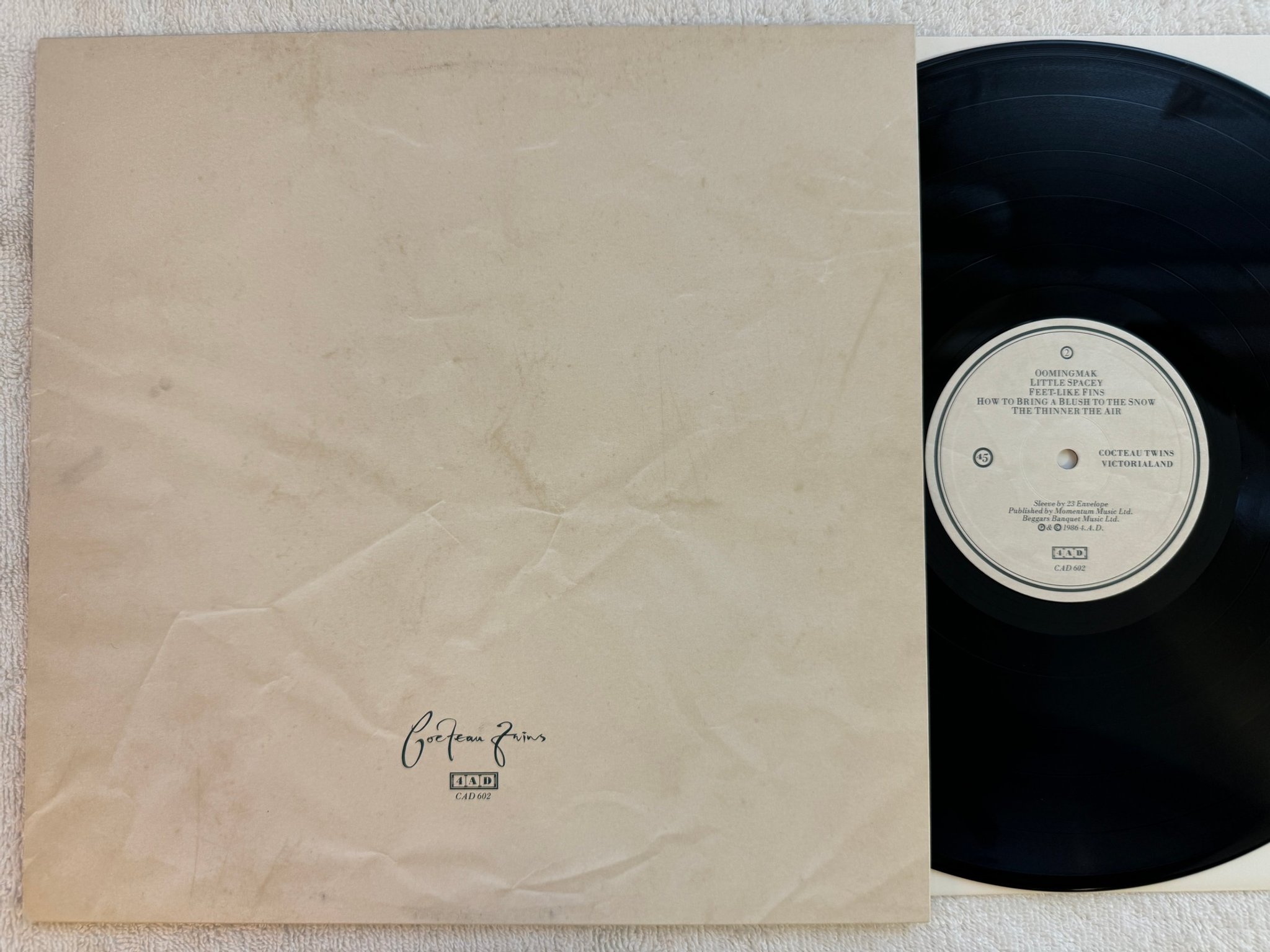 Omslagsbild för skivan COCTEAU TWINS Victorialand LP -86 UK 4AD CAD 602