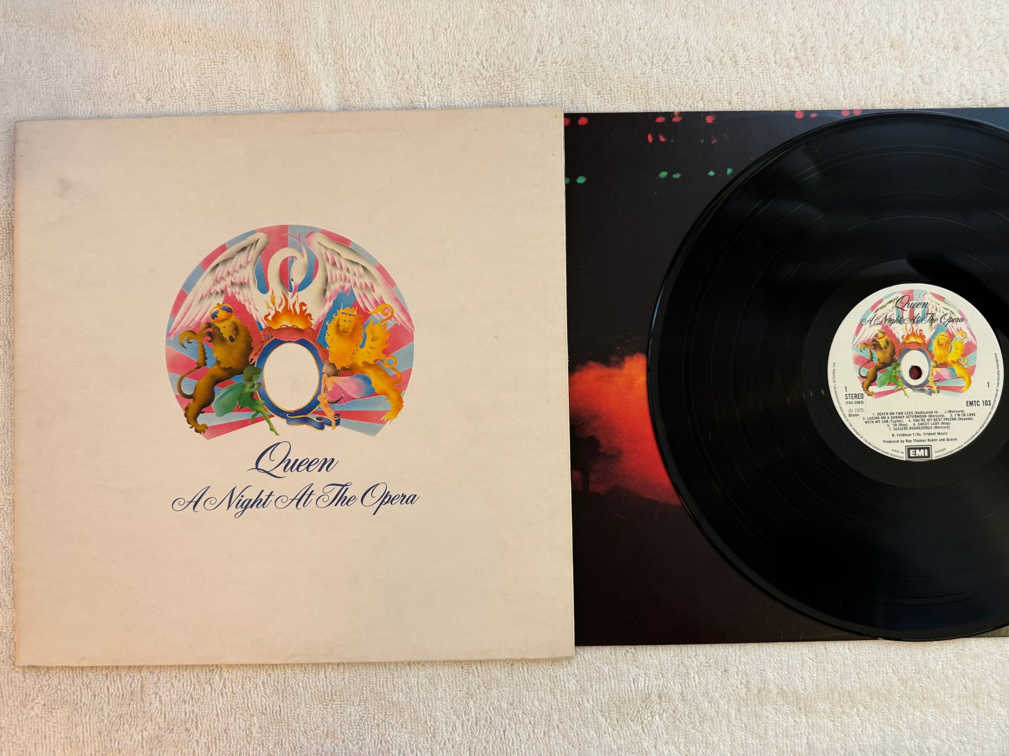 Omslagsbild för skivan QUEEN a night at the opera LP -75 UK EMI EMTC 103 *** CLASSIC ALBUM ***