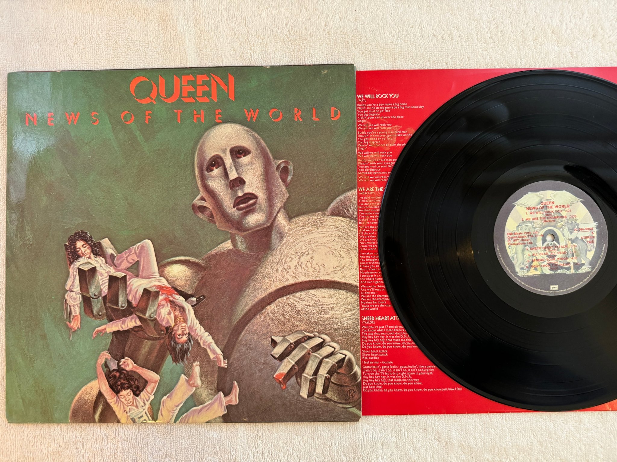Omslagsbild för skivan QUEEN news of the world LP -77 ncb EMI 7C 064 60033