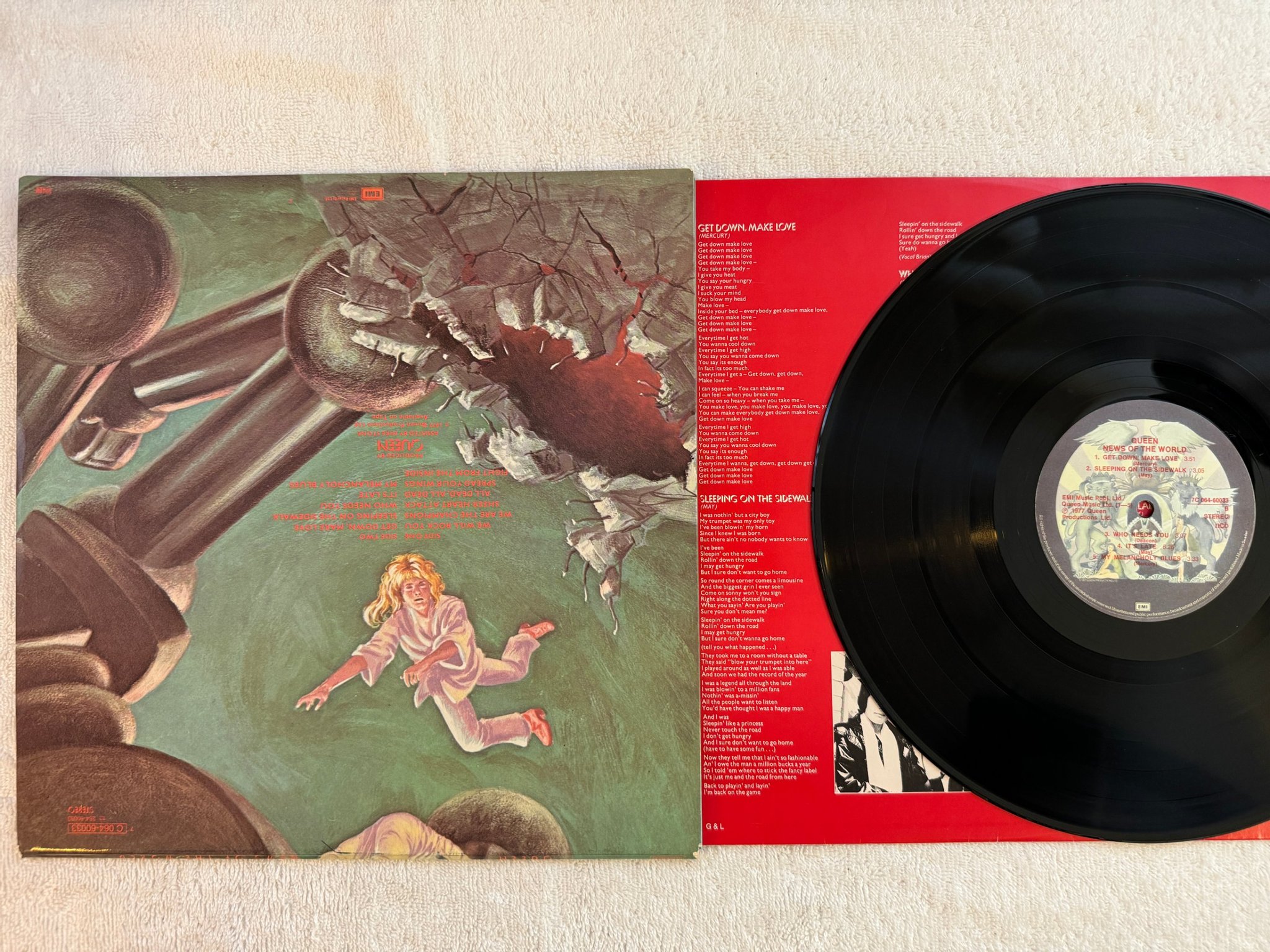 Omslagsbild för skivan QUEEN news of the world LP -77 ncb EMI 7C 064 60033