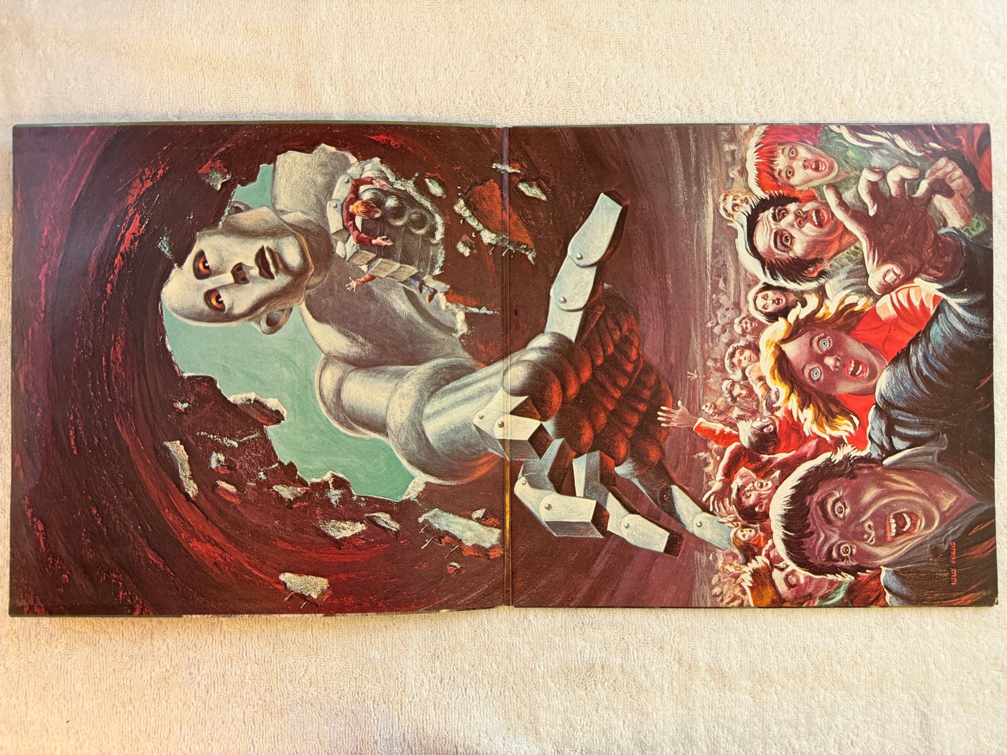 Omslagsbild för skivan QUEEN news of the world LP -77 ncb EMI 7C 064 60033