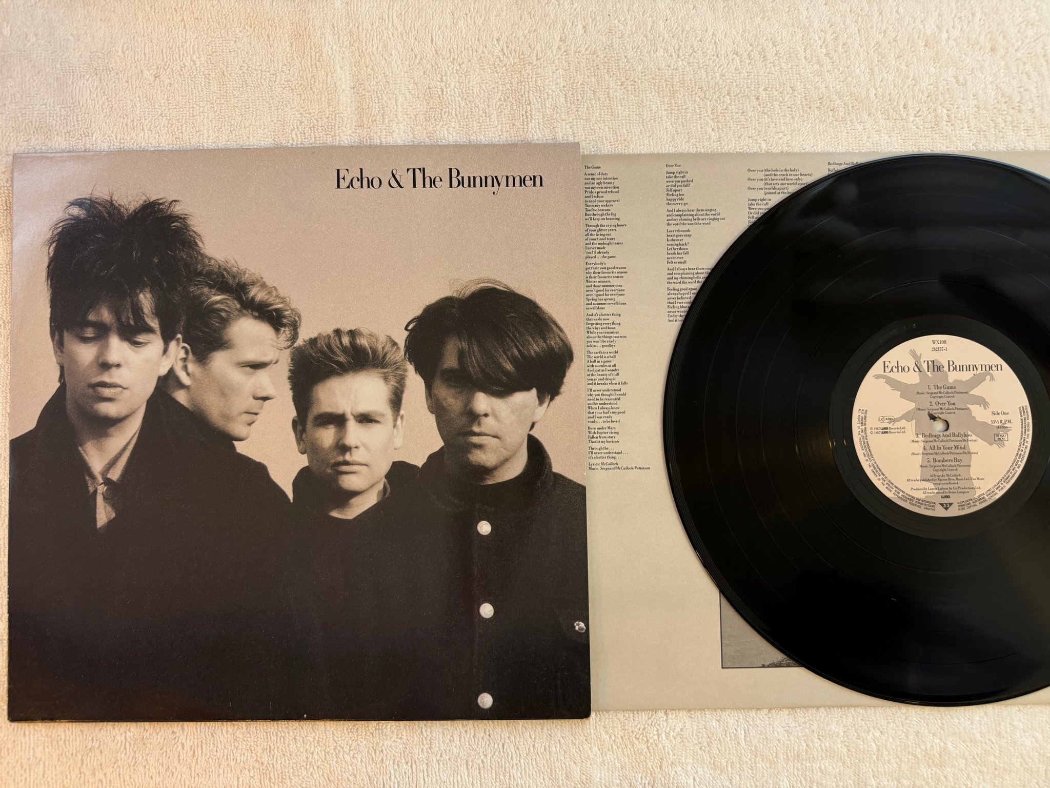 Omslagsbild för skivan ECHO & THE BUNNYMEN s/t LP -87 EU WEA 242137-1