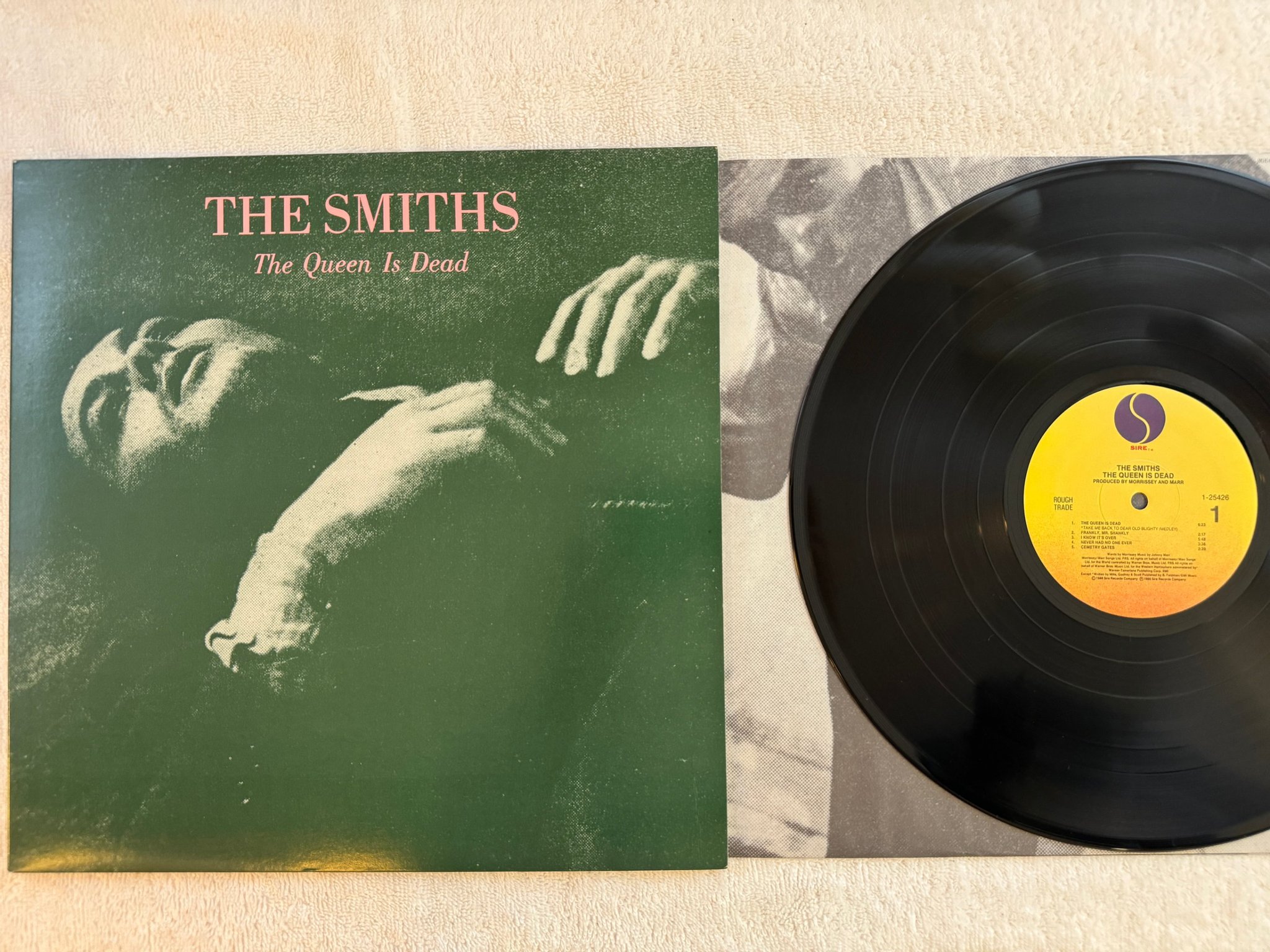 Omslagsbild för skivan THE SMITHS the queen is dead LP -86 US SIRE 1-25426 *** CLASSIC ***