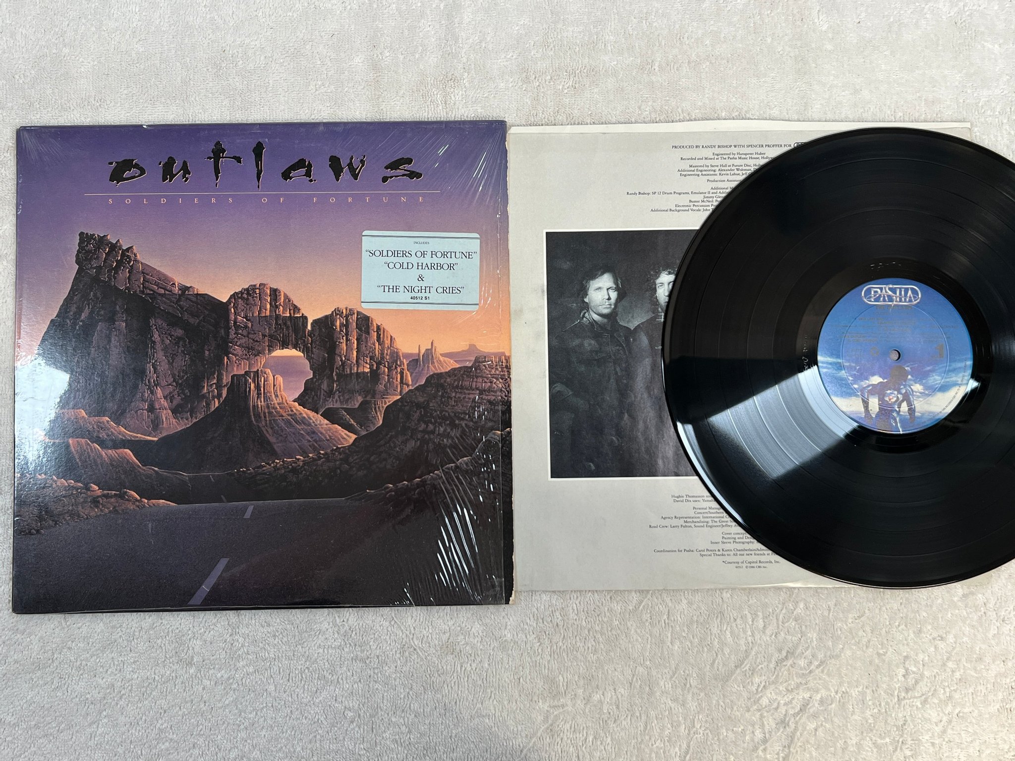 Omslagsbild för skivan OUTLAWS Soldiers Of Fortune LP -86 US pasha bfz 40512