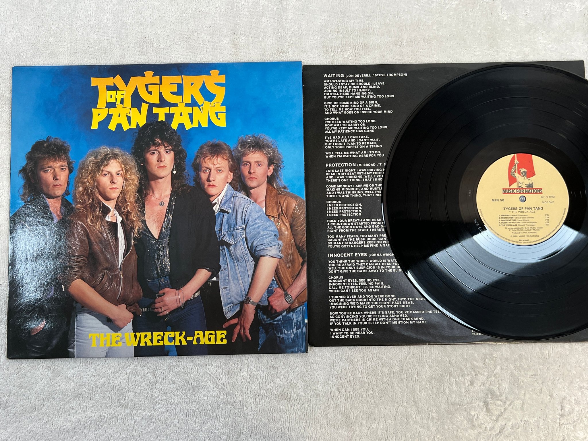 Omslagsbild för skivan TYGERS OF PAN TANG the wreck-age LP -85 UK MUSIC OF NATIONS MFN 50