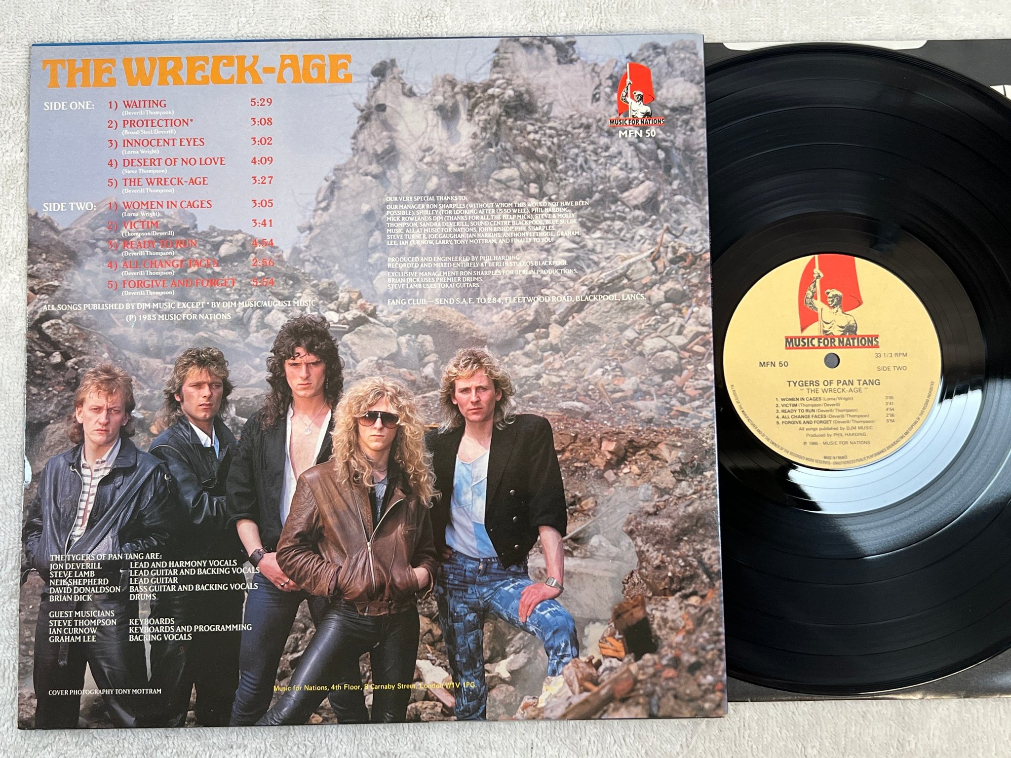 Omslagsbild för skivan TYGERS OF PAN TANG the wreck-age LP -85 UK MUSIC OF NATIONS MFN 50