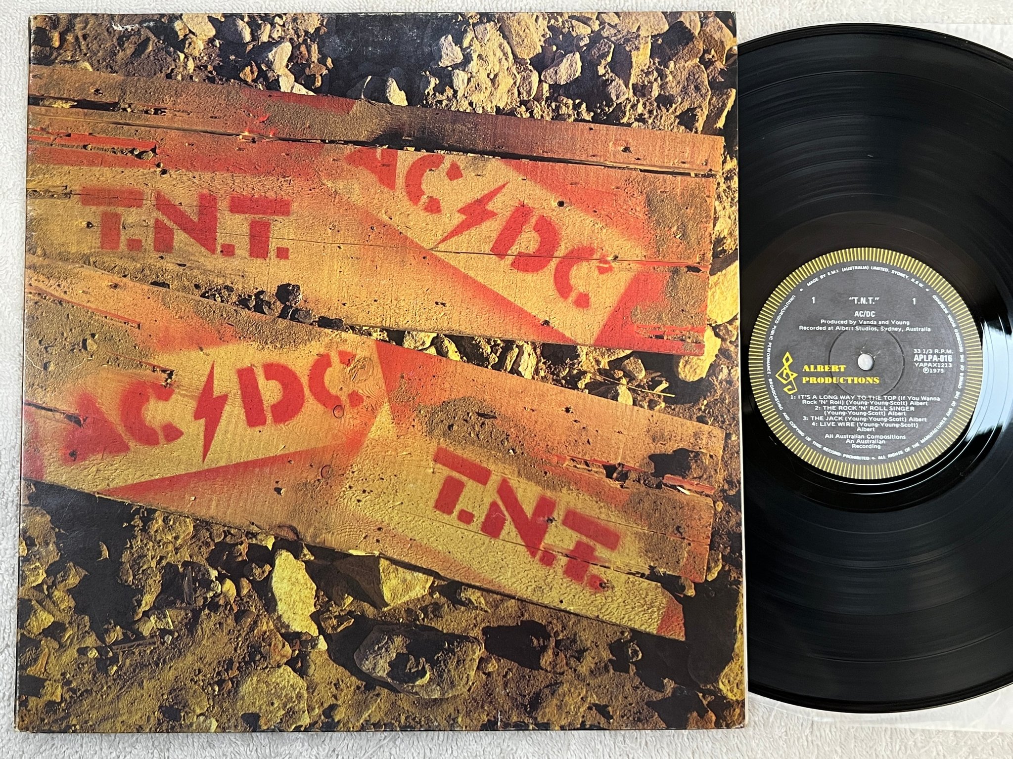 Omslagsbild för skivan AC/DC t.n.t. LP -75/77 Australia ALBERT APLPA-016 *** RARE HARD ROCK ***