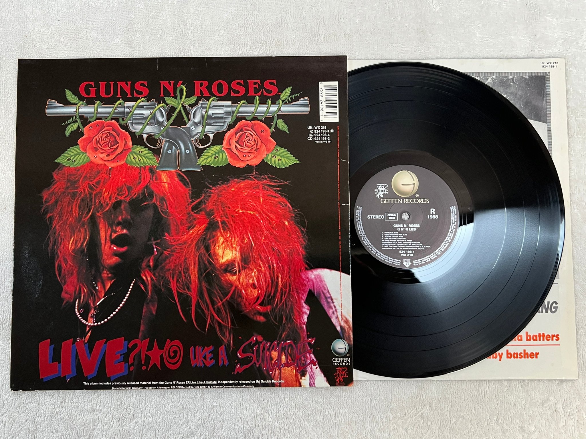 Omslagsbild för skivan GUNS N ROSES lies LP -88 EU GEFFEN 924 198-1 *** UNCENSORED INNNER ***