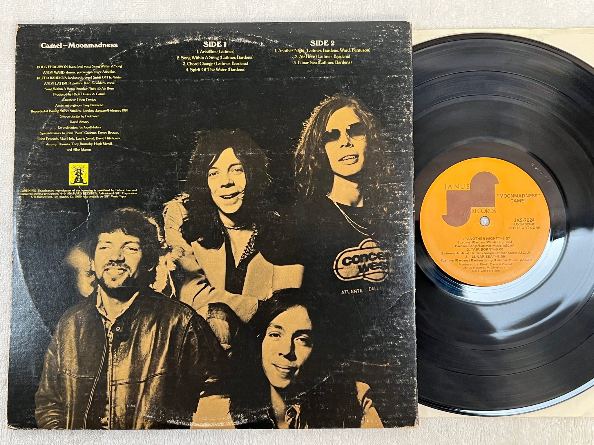 Omslagsbild för skivan CAMEL moonmadness LP -76 US JANUS JXS 7024