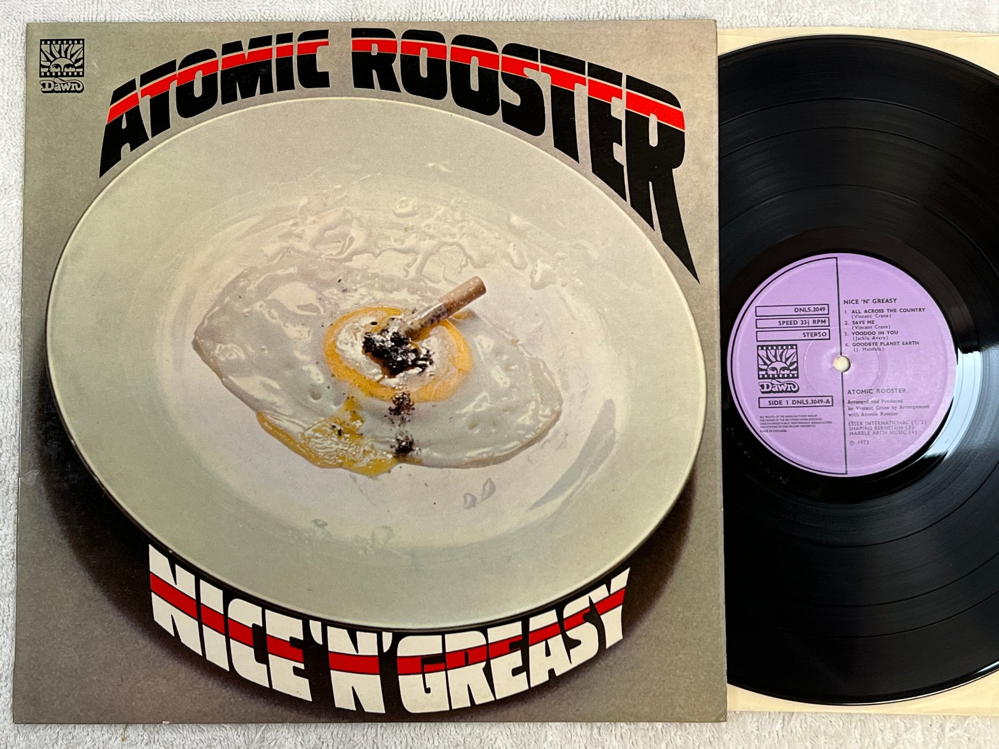 Omslagsbild för skivan ATOMIC ROOSTER nice n greasy LP -73 DAWN DNLS 3049 *** translucent red ***