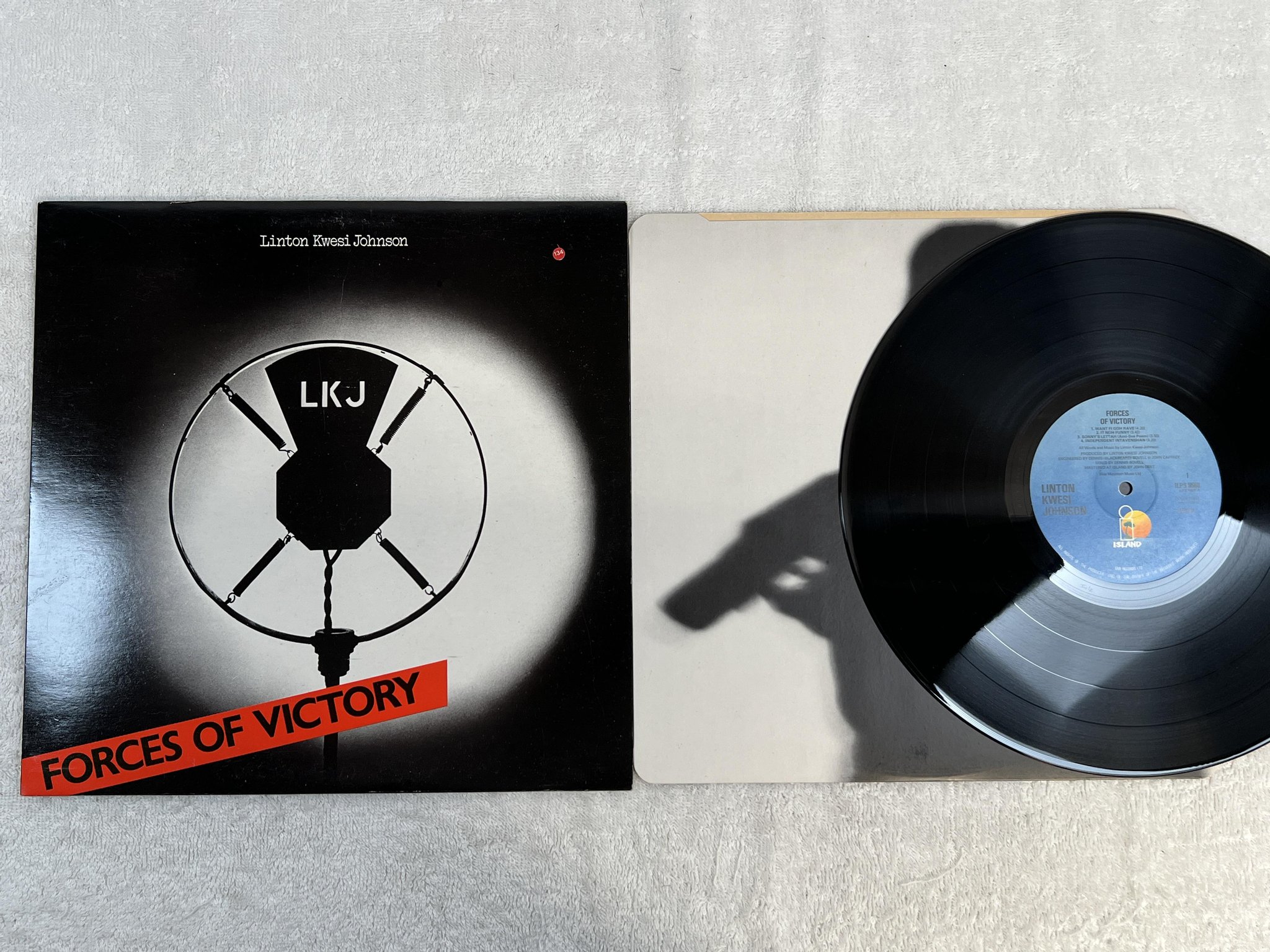 Omslagsbild för skivan LINTON KWESI JOHNSON forces of victory LP -79 UK ISLAND ILPS 9566