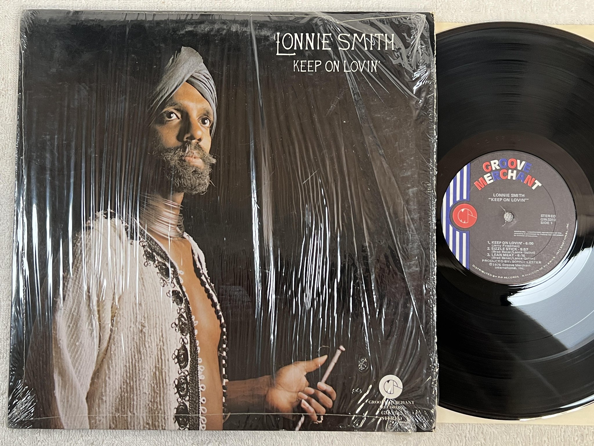 Omslagsbild för skivan LONNIE SMITH keep on lovin LP -76 US GROOVE MERCHANT GM-3312