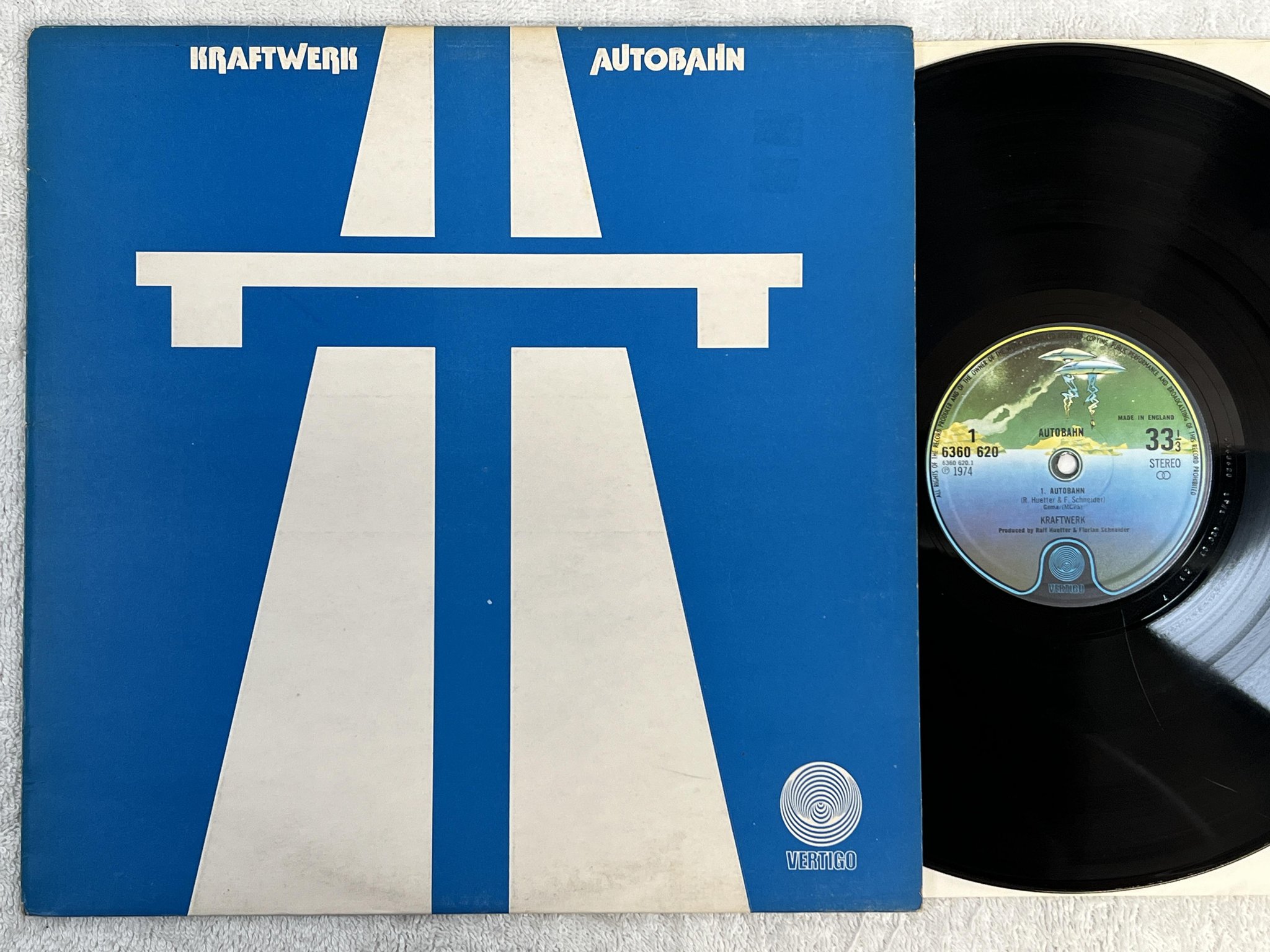 Omslagsbild för skivan KRAFTWERK autobahn LP -74 UK VERTIGO 6360 620 ** EMBOSSED COVER **
