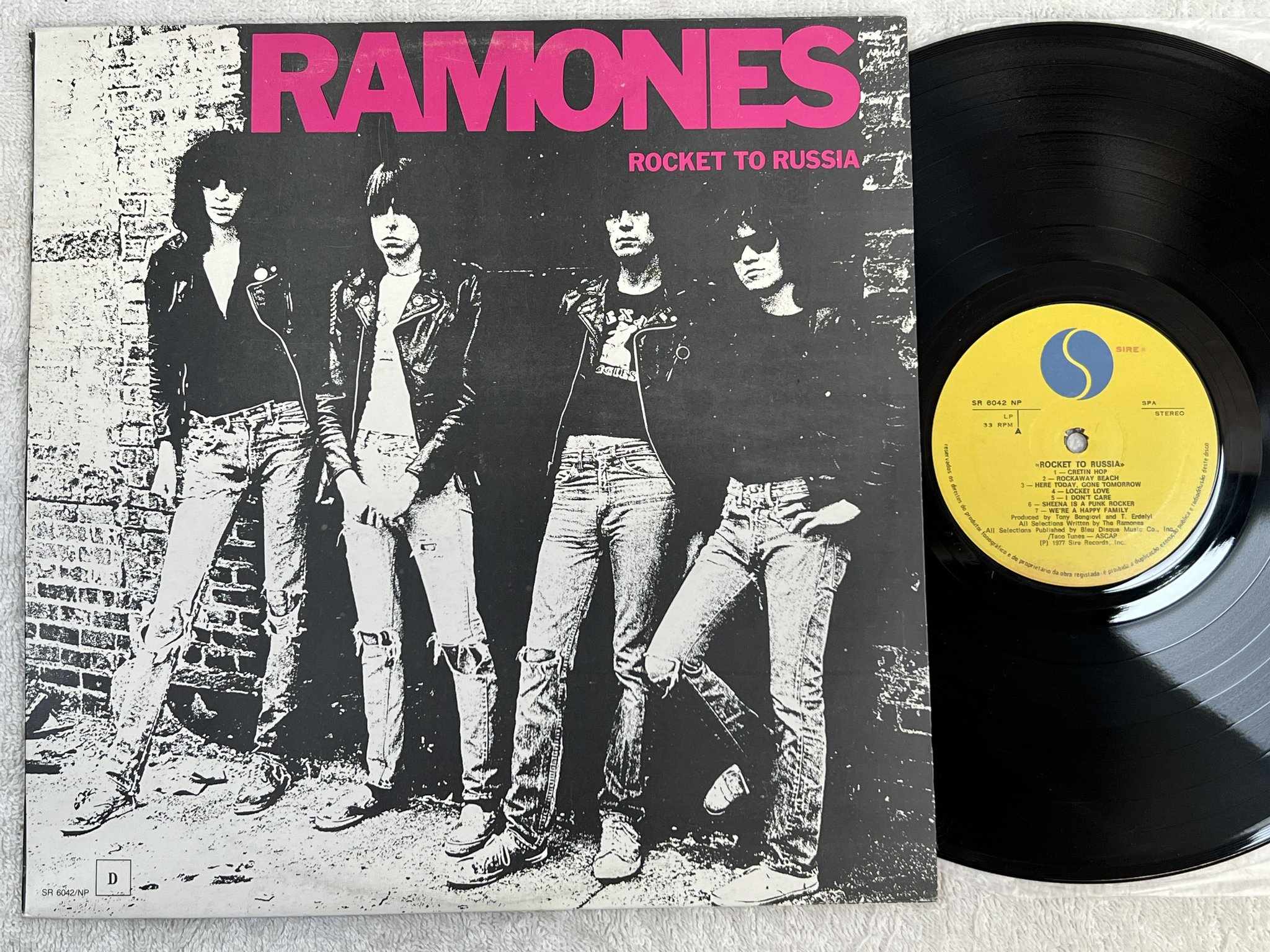 Omslagsbild för skivan THE RAMONES rocket to Russia LP -77 Portugal SIRE SR 6042 NP