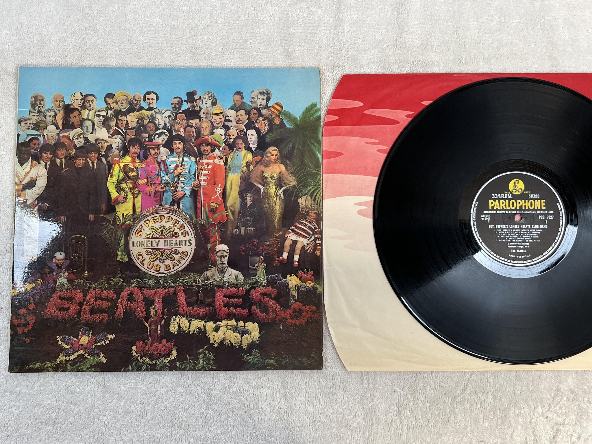 Omslagsbild för skivan THE BEATLES Sgt Pepper's lonely hearts club band LP -67 UK PARLOPHONE PCS 7027