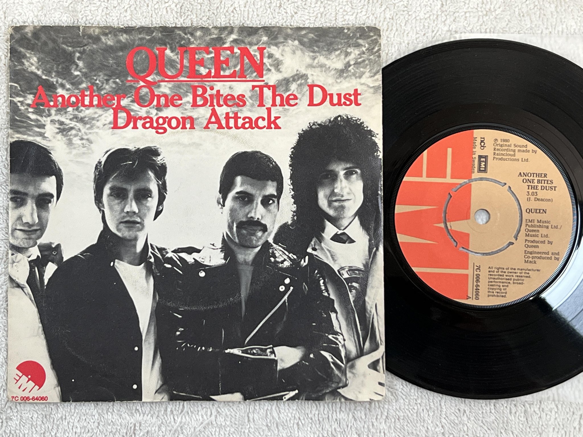 Omslagsbild för skivan QUEEN another one bites the dust 7" -80 ncb EMI 7C 006-64060