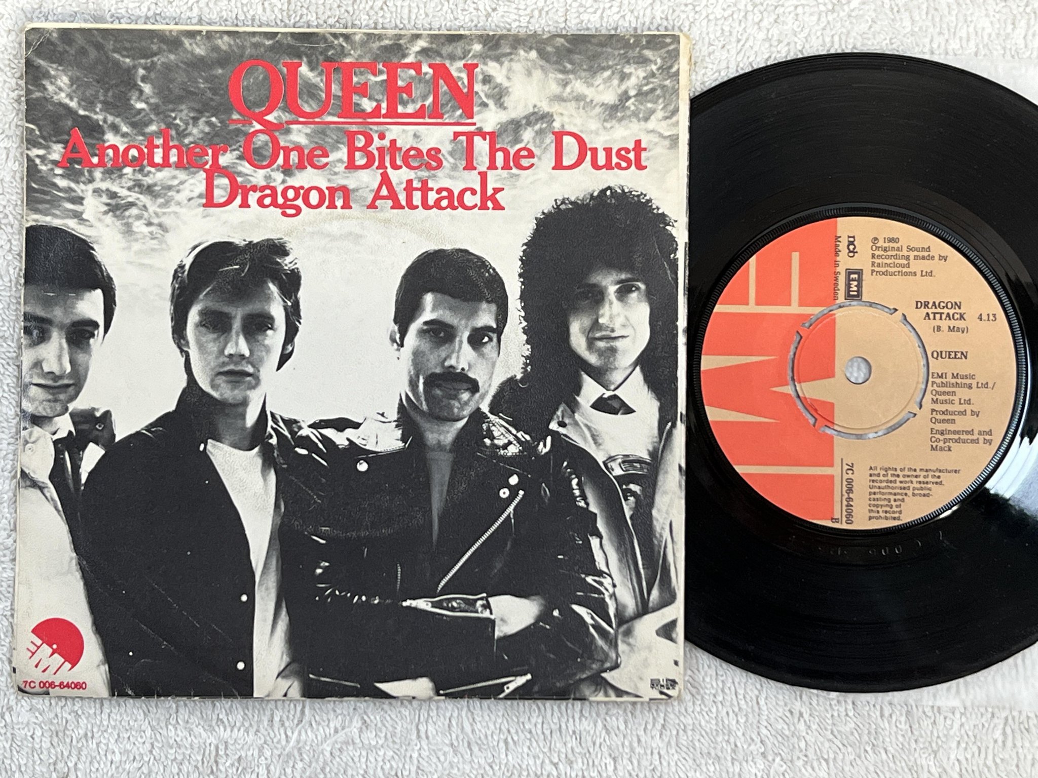 Omslagsbild för skivan QUEEN another one bites the dust 7" -80 ncb EMI 7C 006-64060