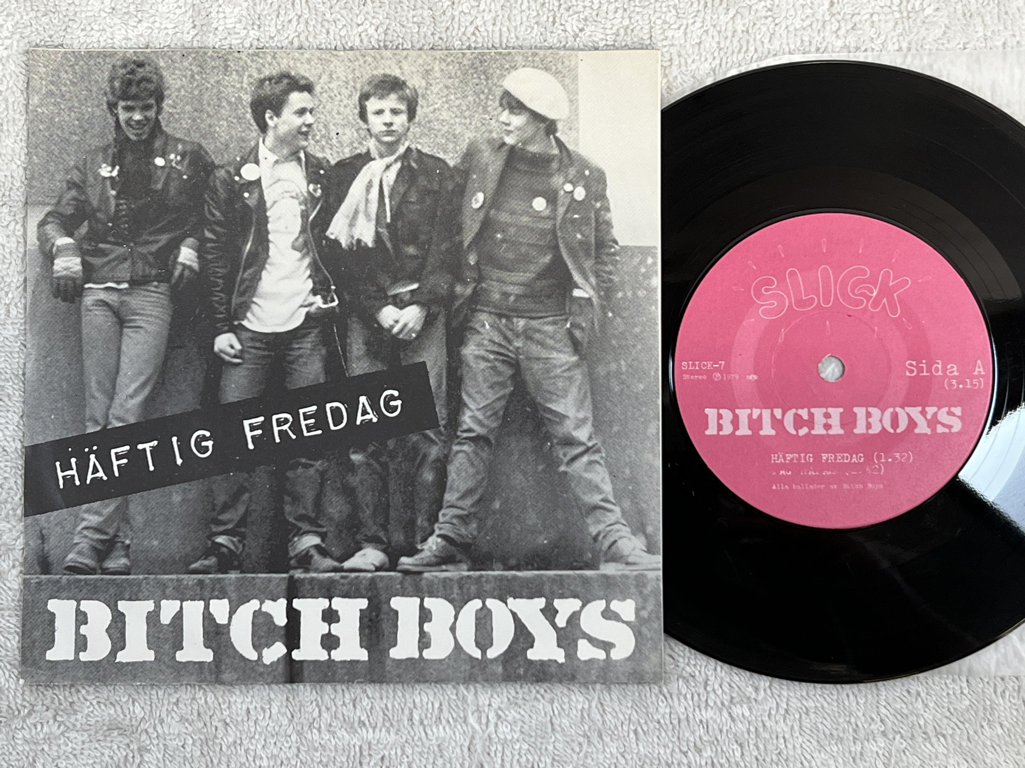 Omslagsbild för skivan BITCH BOYS häftig fredag 7" -81 Swe MUSIKLAGET SLICK SLICK-7 *** PUNK ***