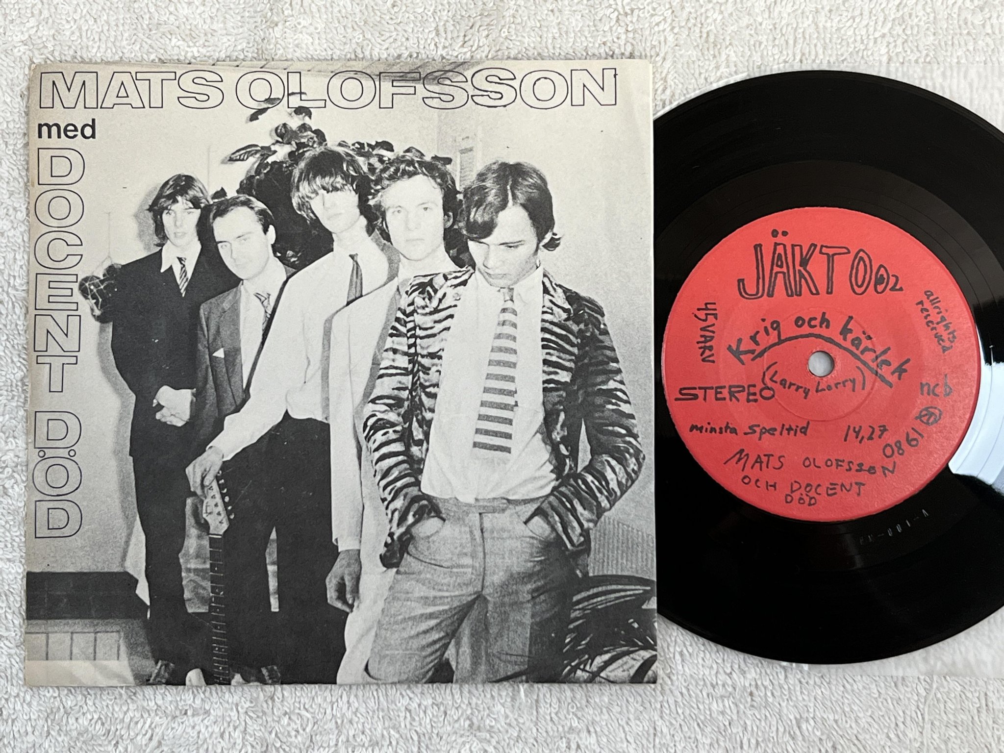 Omslagsbild för skivan MATS OLOFSSON med DOCENT DÖD Krig Och Kärlek 7" -80 JÄKTSKIVAN JÄKT 002