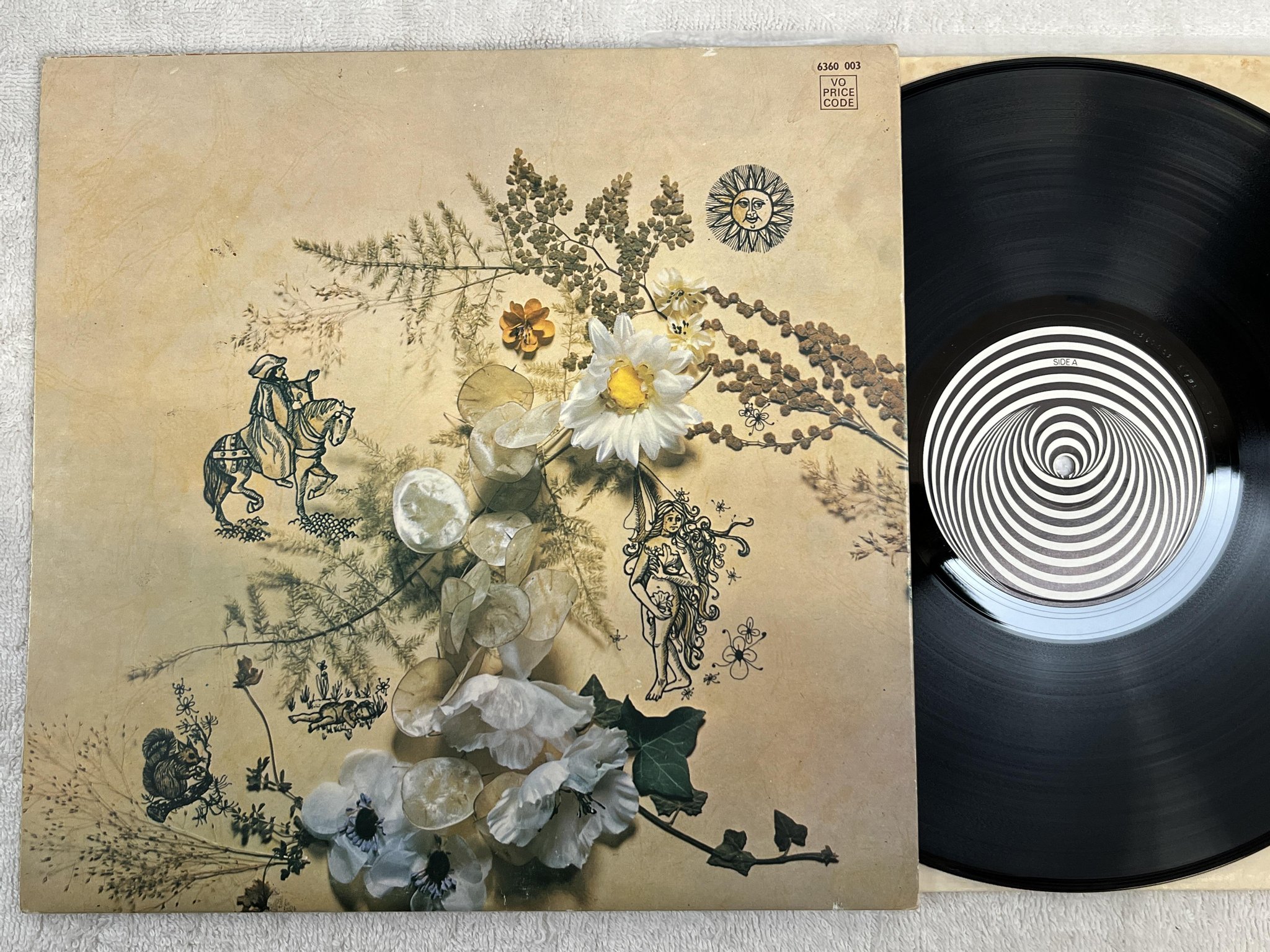 Omslagsbild för skivan MAGNA CARTA seasons LP -70 UK swirl VERTIGO 6360 003
