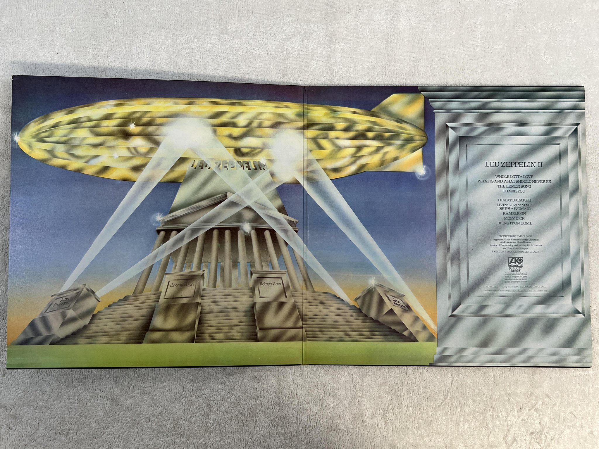 Omslagsbild för skivan LED ZEPPELIN II LP -69/74 UK ATLANTIC K 40037