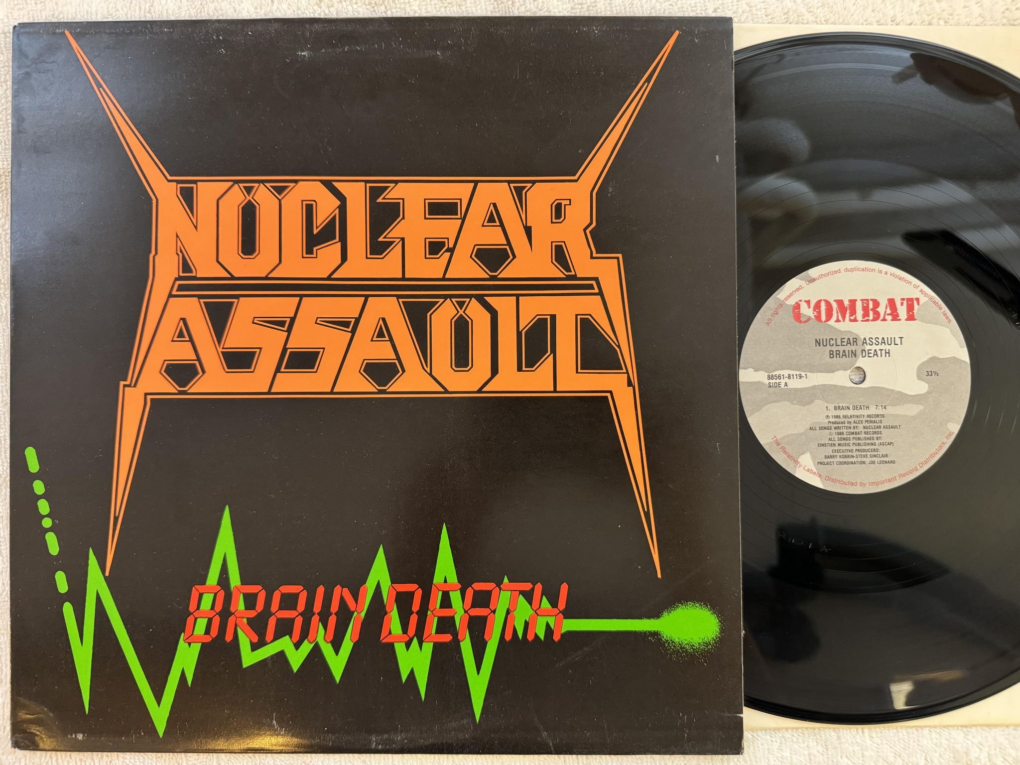 Omslagsbild för skivan NUCLEAR ASSAULT Brain Death 12" -86 US COMBAT 88561-8119-1