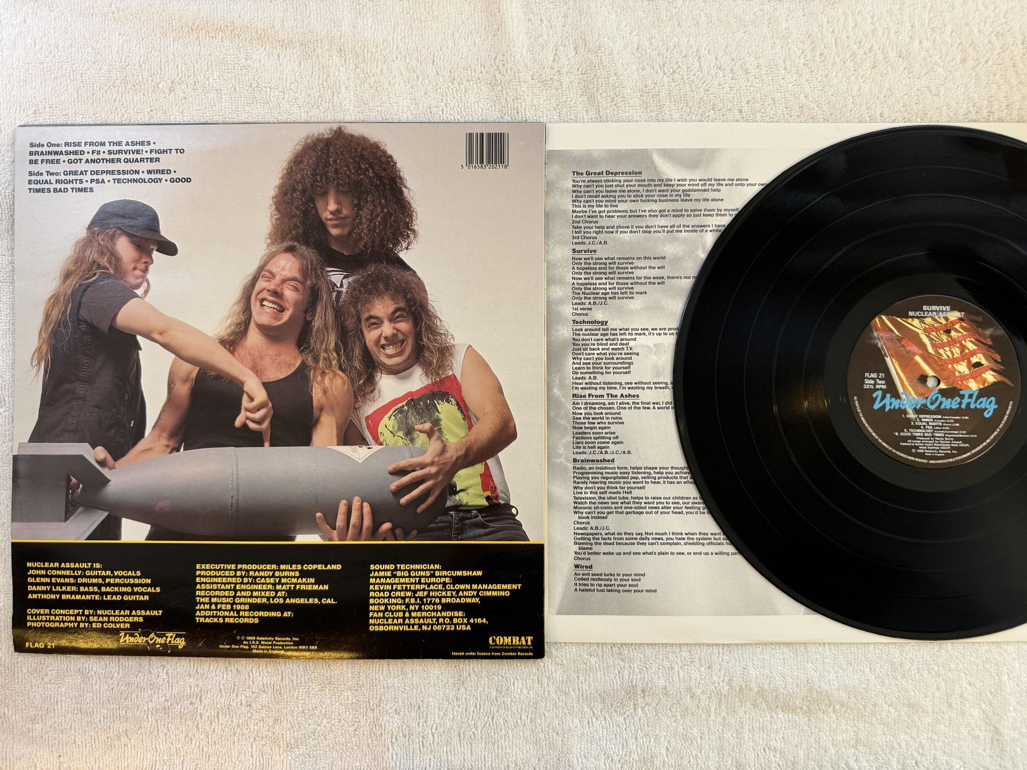 Omslagsbild för skivan NUCLEAR ASSAULT Survive LP -88 UK UNDER ONE FLAG FLAG 21