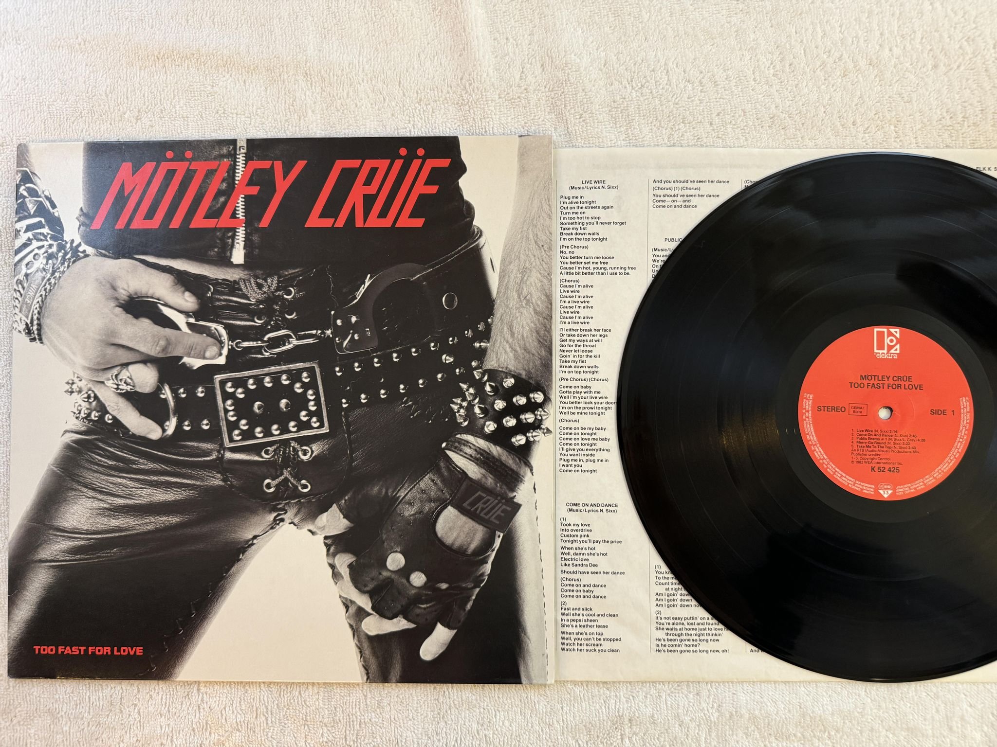 Omslagsbild för skivan MÖTLEY CRÜE too fast for love LP Ger ELEKTRA K 52425