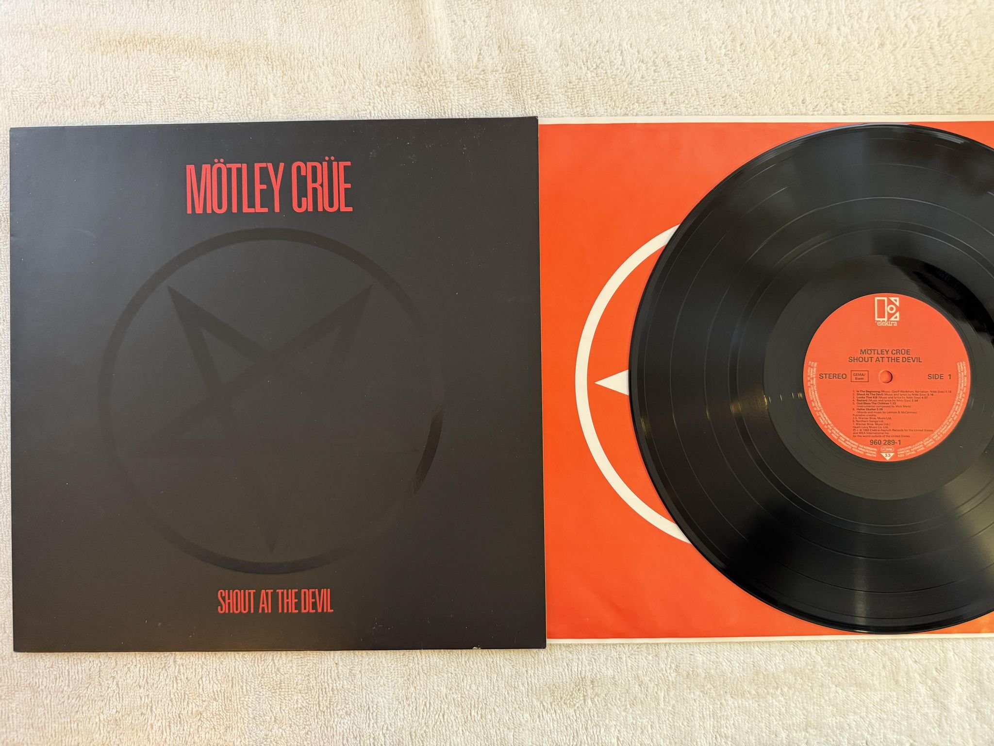 Omslagsbild för skivan MÖTLEY CRÜE Shout At The Devil LP Ger ELEKTRA 960289-1