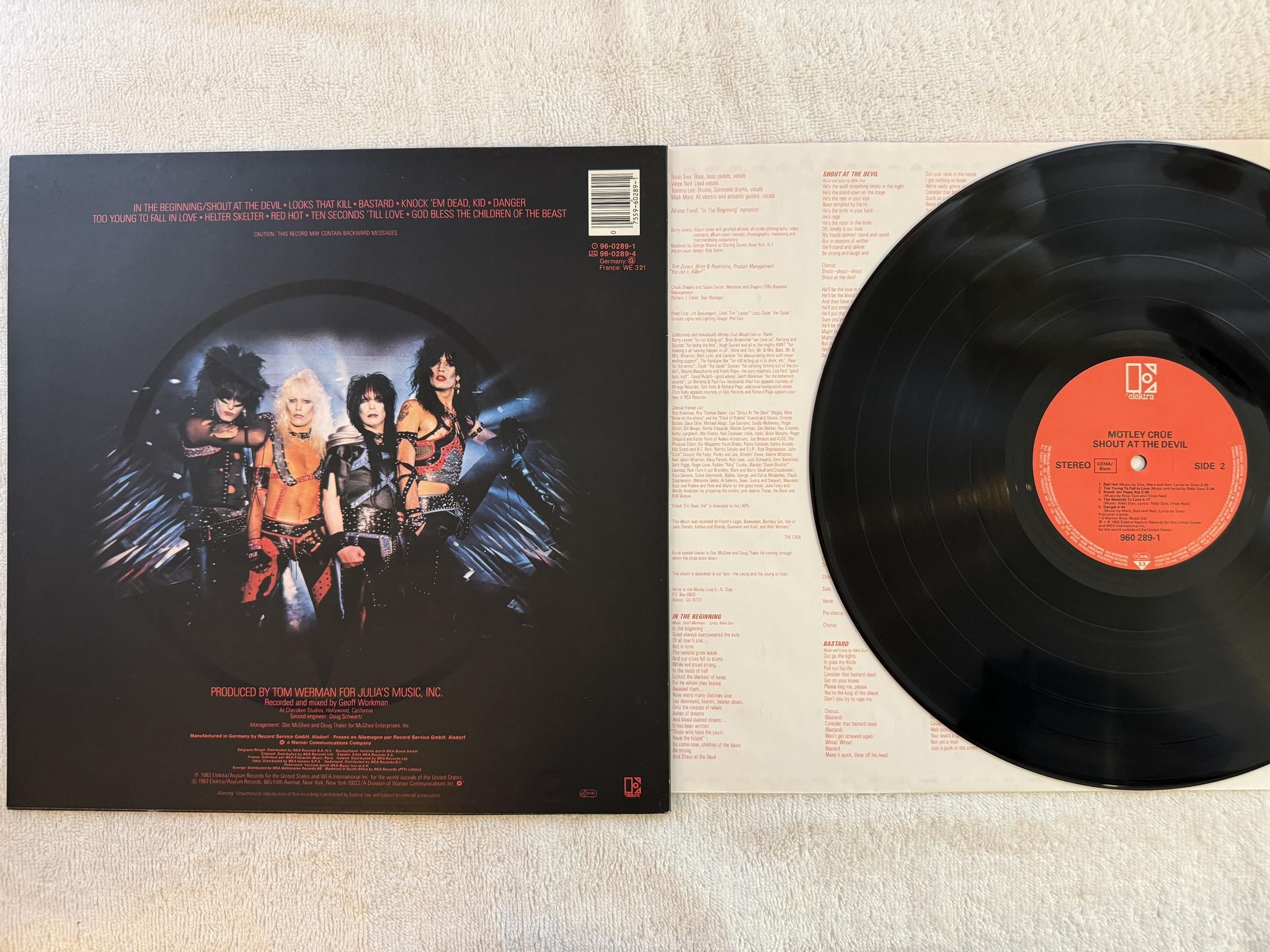 Omslagsbild för skivan MÖTLEY CRÜE Shout At The Devil LP Ger ELEKTRA 960289-1