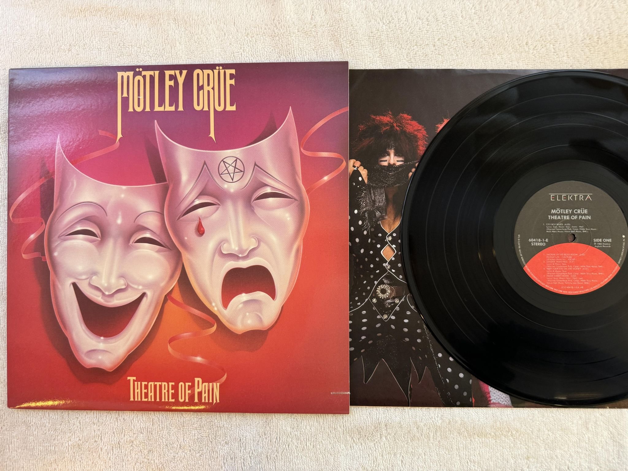 Omslagsbild för skivan MÖTLEY CRÜE theatre of pain LP US ELEKTRA 60418-1-E
