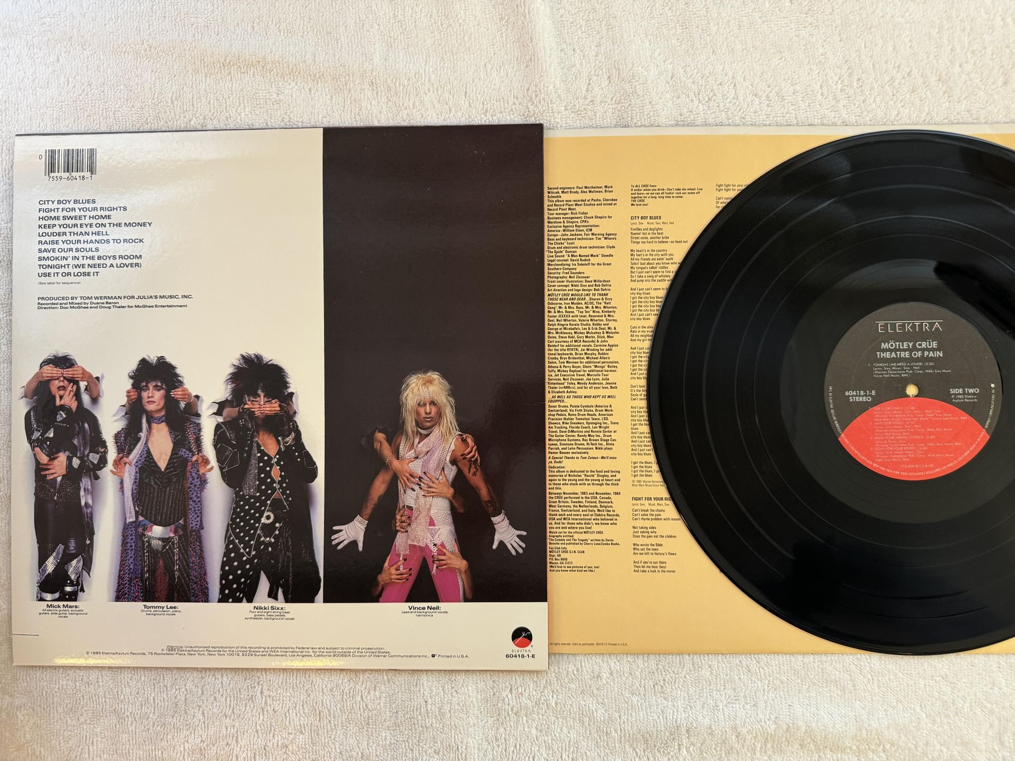 Omslagsbild för skivan MÖTLEY CRÜE theatre of pain LP US ELEKTRA 60418-1-E
