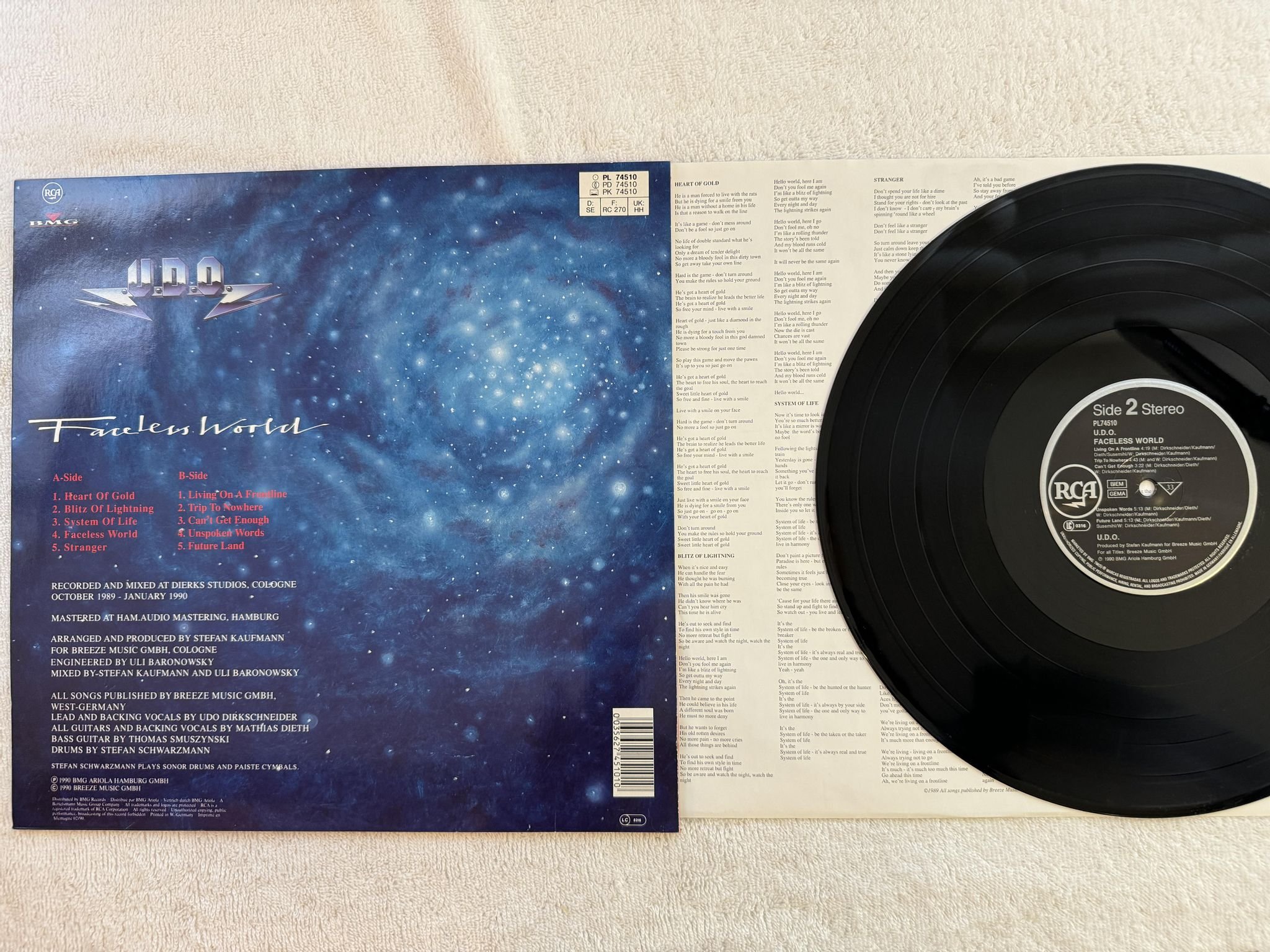 Omslagsbild för skivan UDO faceless world LP -90 RCA PL74510