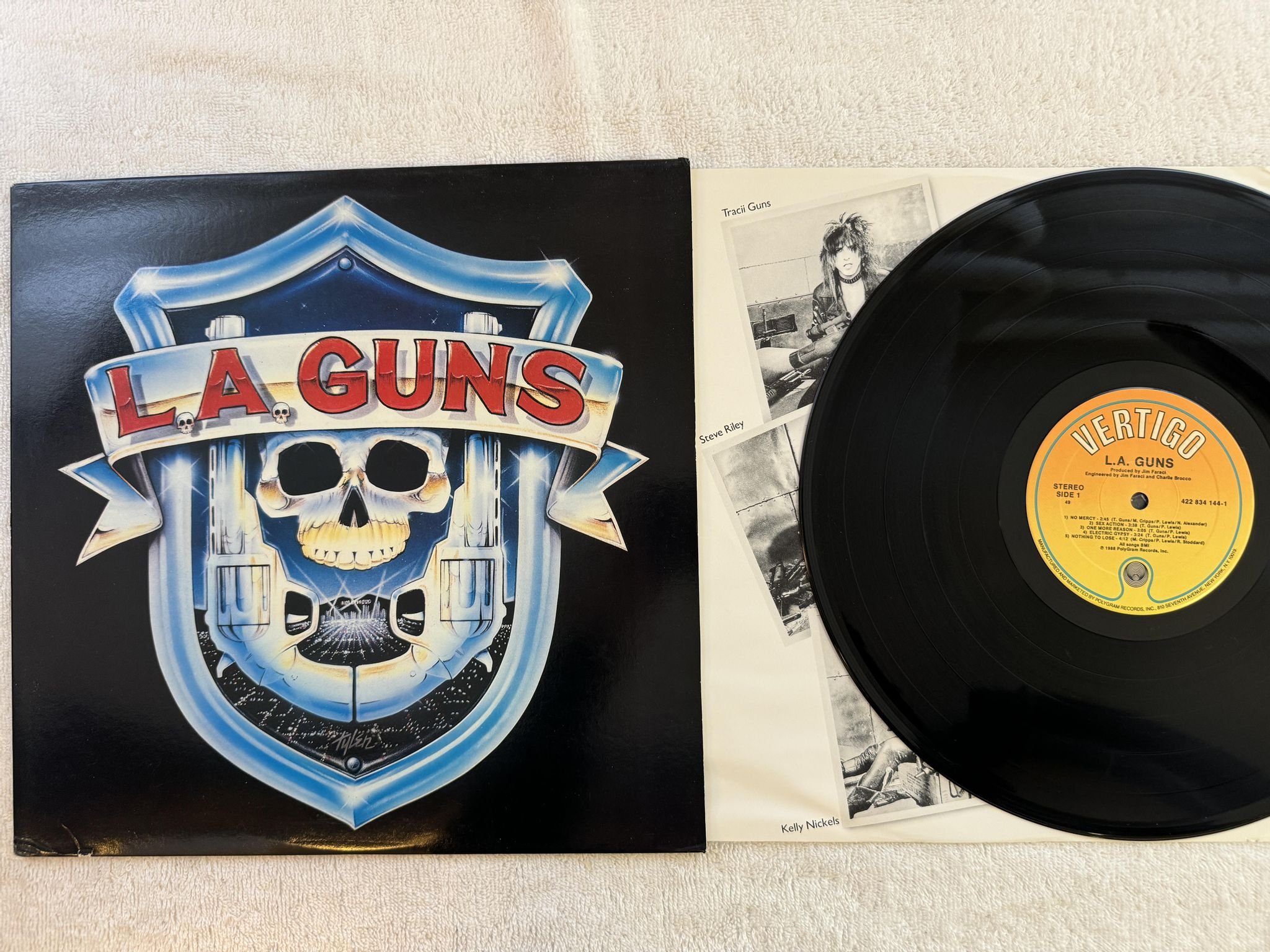 Omslagsbild för skivan LA GUNS s/t LP -88 US VERTIGO 422834144-1