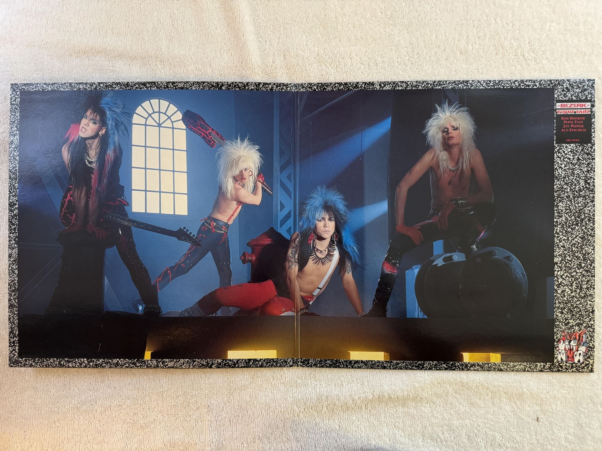 Omslagsbild för skivan TIGERTAILZ Bezerk LP -90 UK music for nations MFN 96