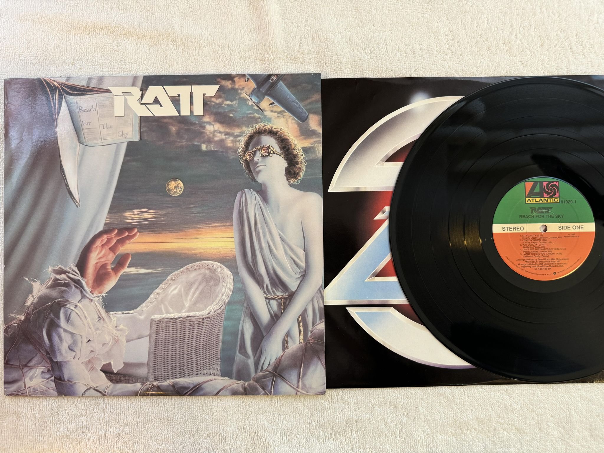 Omslagsbild för skivan RATT reach for the sky LP -88 ATLANTIC 81929-1