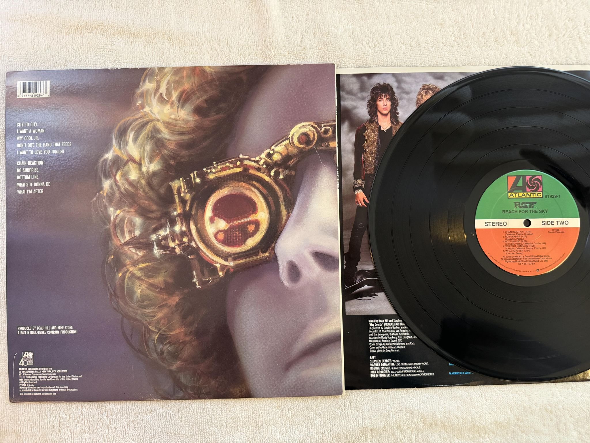 Omslagsbild för skivan RATT reach for the sky LP -88 ATLANTIC 81929-1