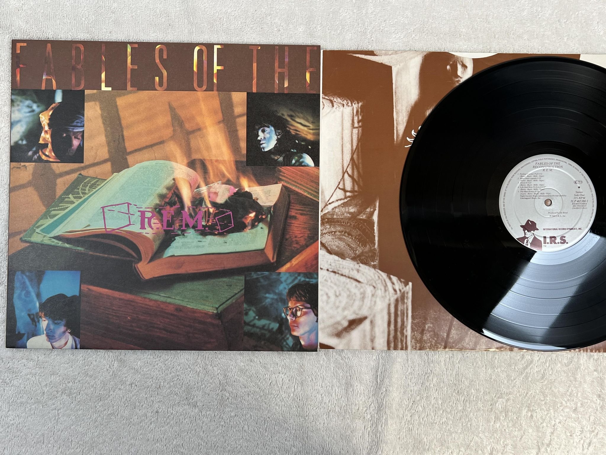 Omslagsbild för skivan R.E.M. reconstruction of the fables LP -85 Hol I.R.S. ILP 4653801