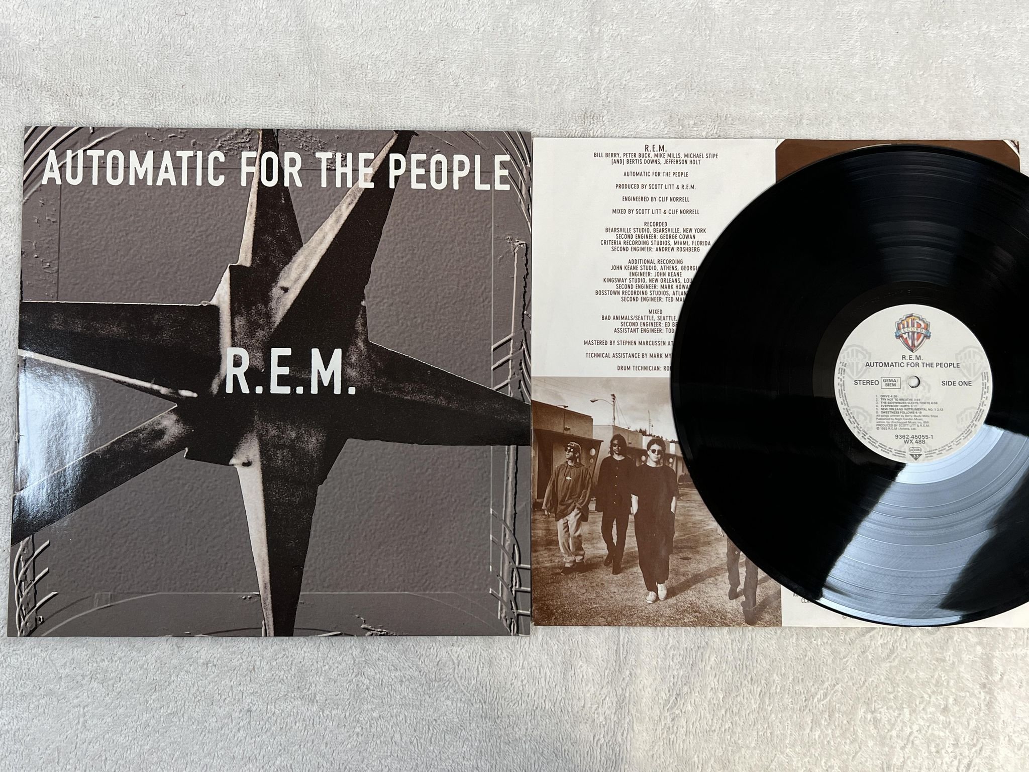 Omslagsbild för skivan R.E.M. automatic for the people LP -92 Ger WARNER BROS 9362-45055-1