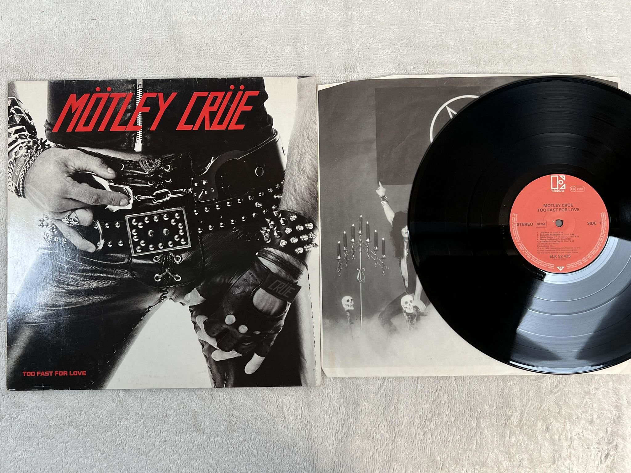 Omslagsbild för skivan MÖTLEY CRÜE too fast for love LP Ger ELEKTRA ELK 52425
