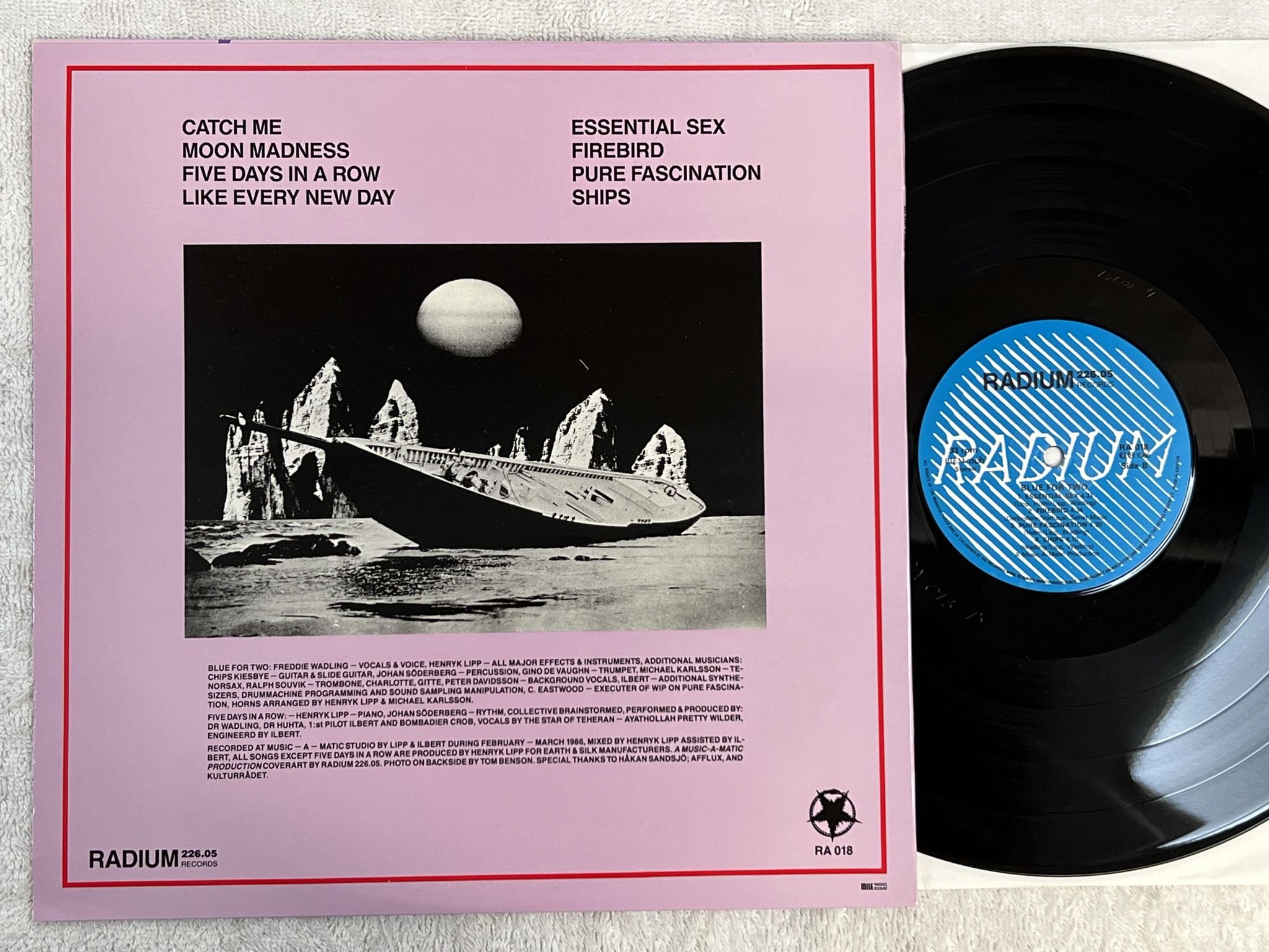 Omslagsbild för skivan BLUE FOR TWO s/t LP -86 Swe RADIUM 226.05. RA 018