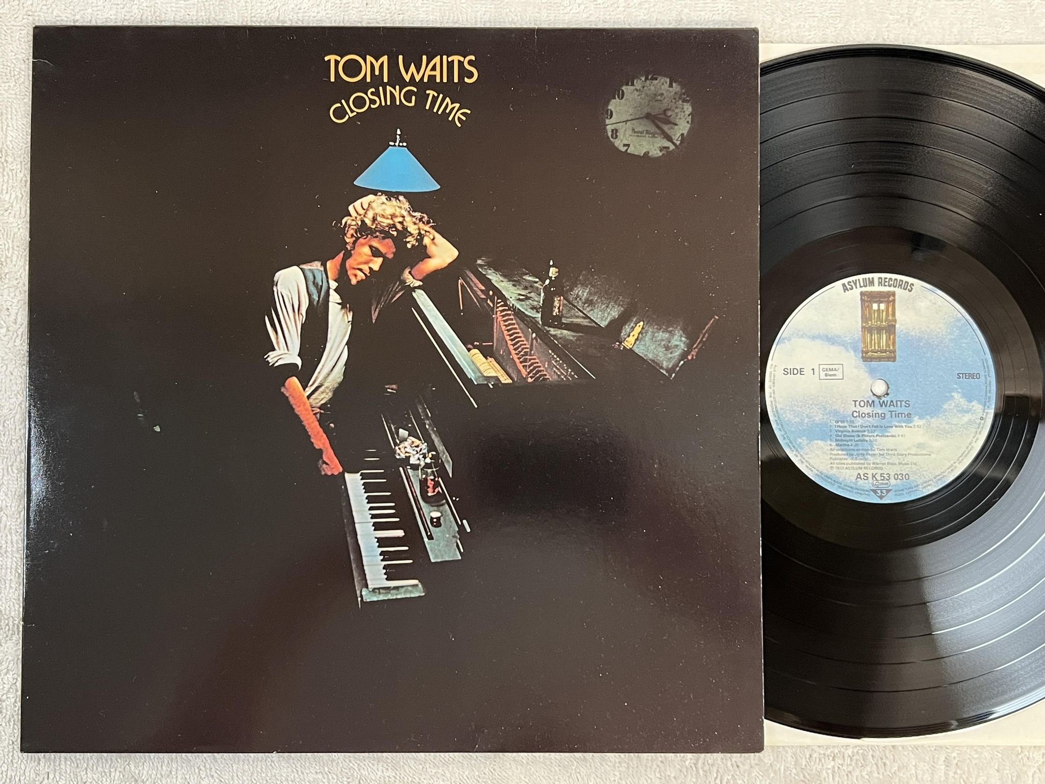 Omslagsbild för skivan TOM WAITS closing time LP re ASYLUM AS K 53030