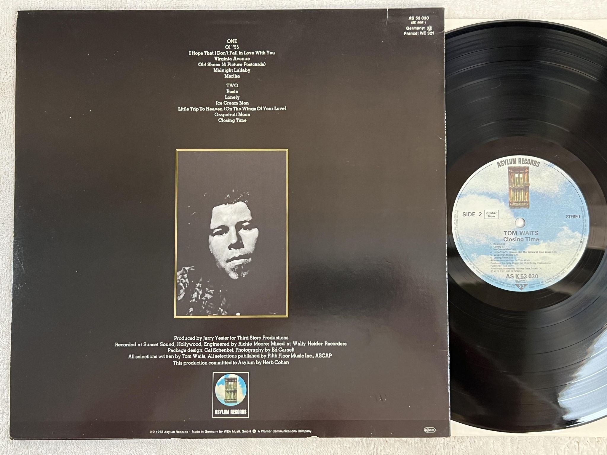 Omslagsbild för skivan TOM WAITS closing time LP re ASYLUM AS K 53030