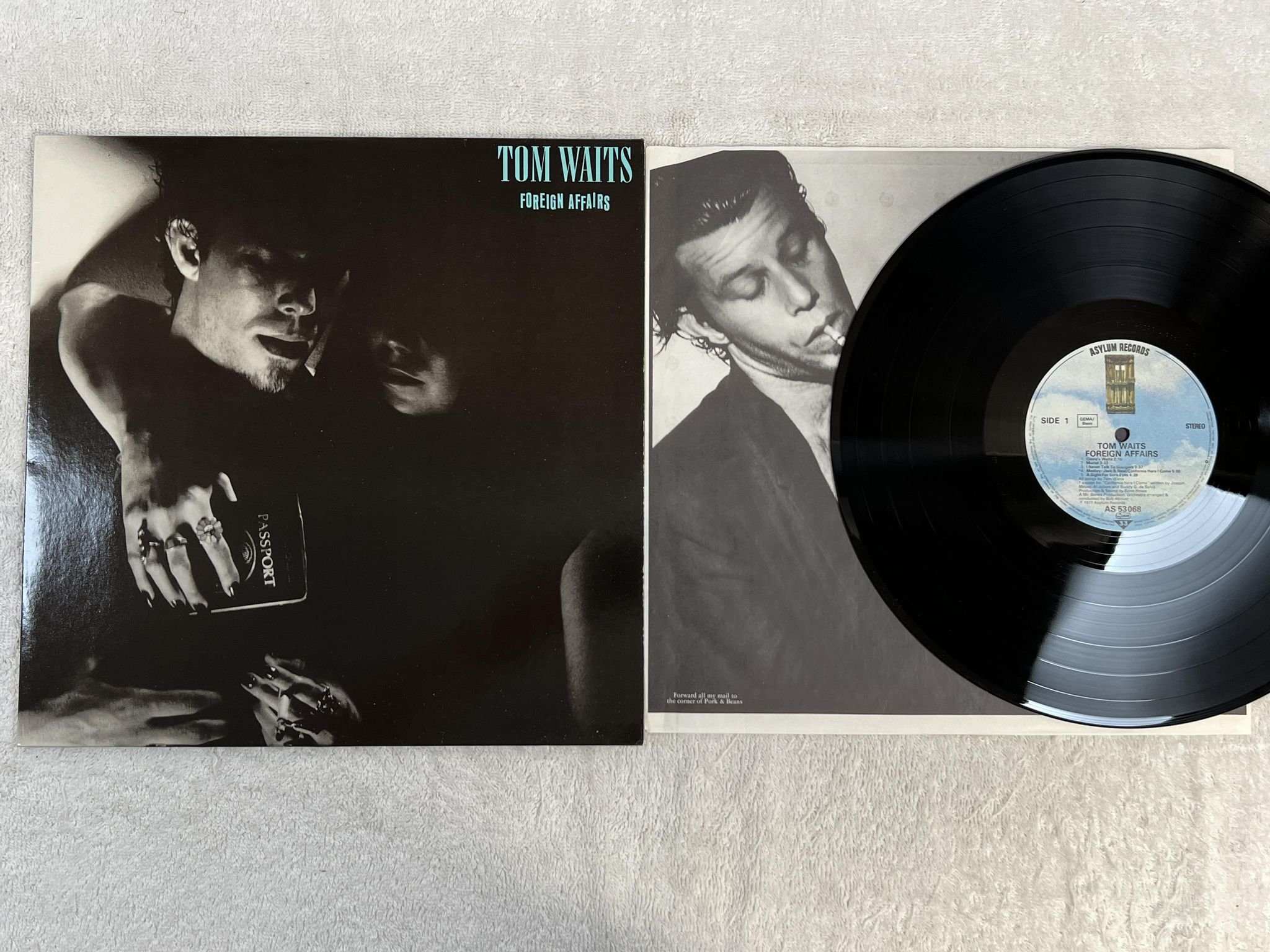 Omslagsbild för skivan TOM WAITS foreign affairs LP re ASYLUM AS 53068