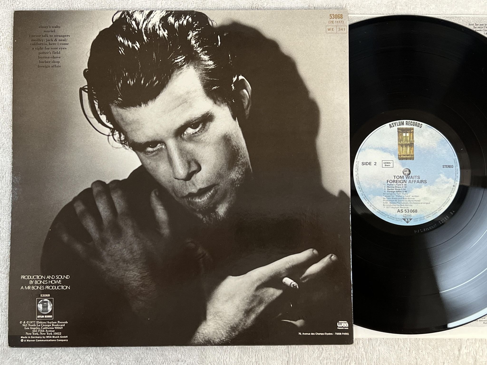 Omslagsbild för skivan TOM WAITS foreign affairs LP re ASYLUM AS 53068