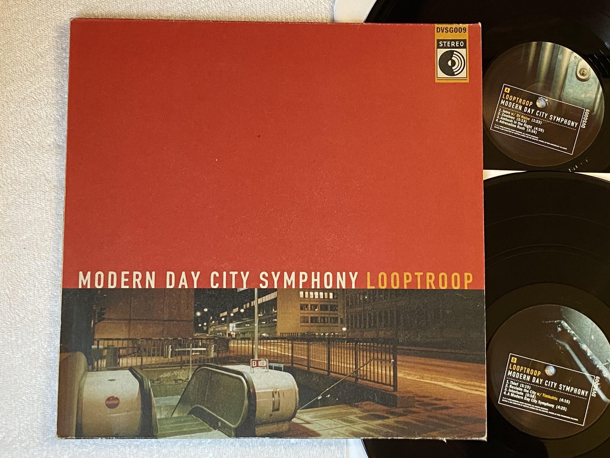 Omslagsbild för skivan LOOPTROOP Modern Day City Symphony 2xLP 2000 Swe DAVID Vs GOLIATH DVSG 009