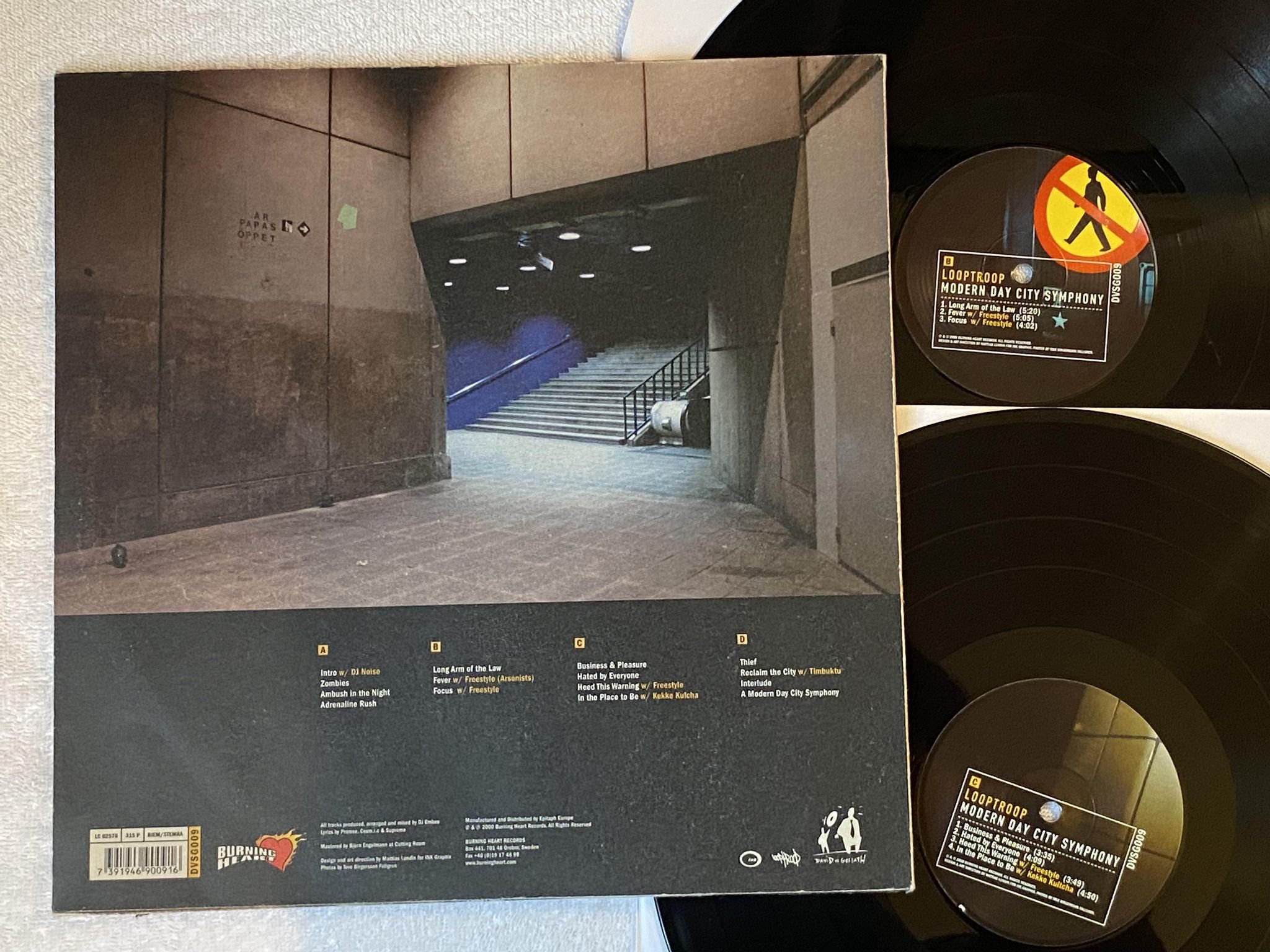 Omslagsbild för skivan LOOPTROOP Modern Day City Symphony 2xLP 2000 Swe DAVID Vs GOLIATH DVSG 009