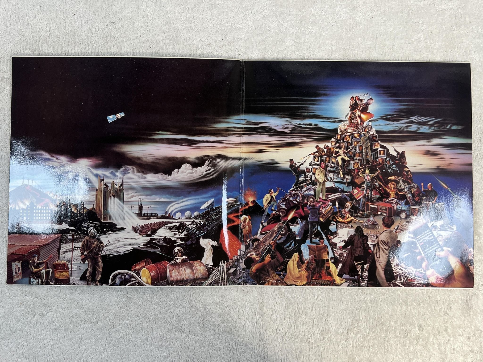 Omslagsbild för skivan FISH vigil in the wilderness of mirrors LP -90 EMI 064 7 93634 1